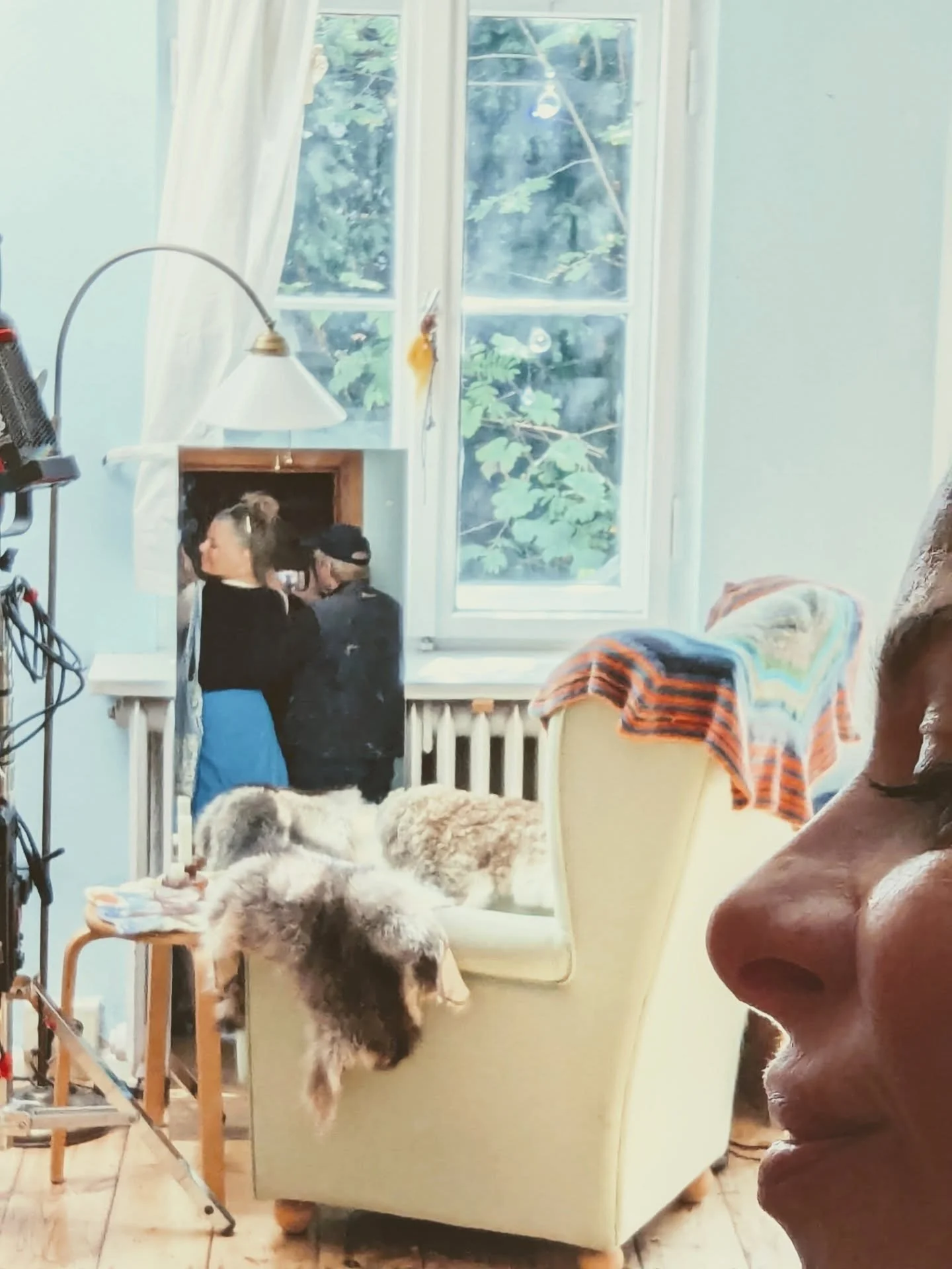 Filmmusik entwickeln.
Atmosphäre einfließen lassen.
Am Film Set von “Der Herbst”.
Milch plätschert in ein Glas.
Mehl und Ei ein bisschen kratzig rühren.
Holz knarzt.
Stille im Dialog.
Ein Film von: @eberhardt_marie /