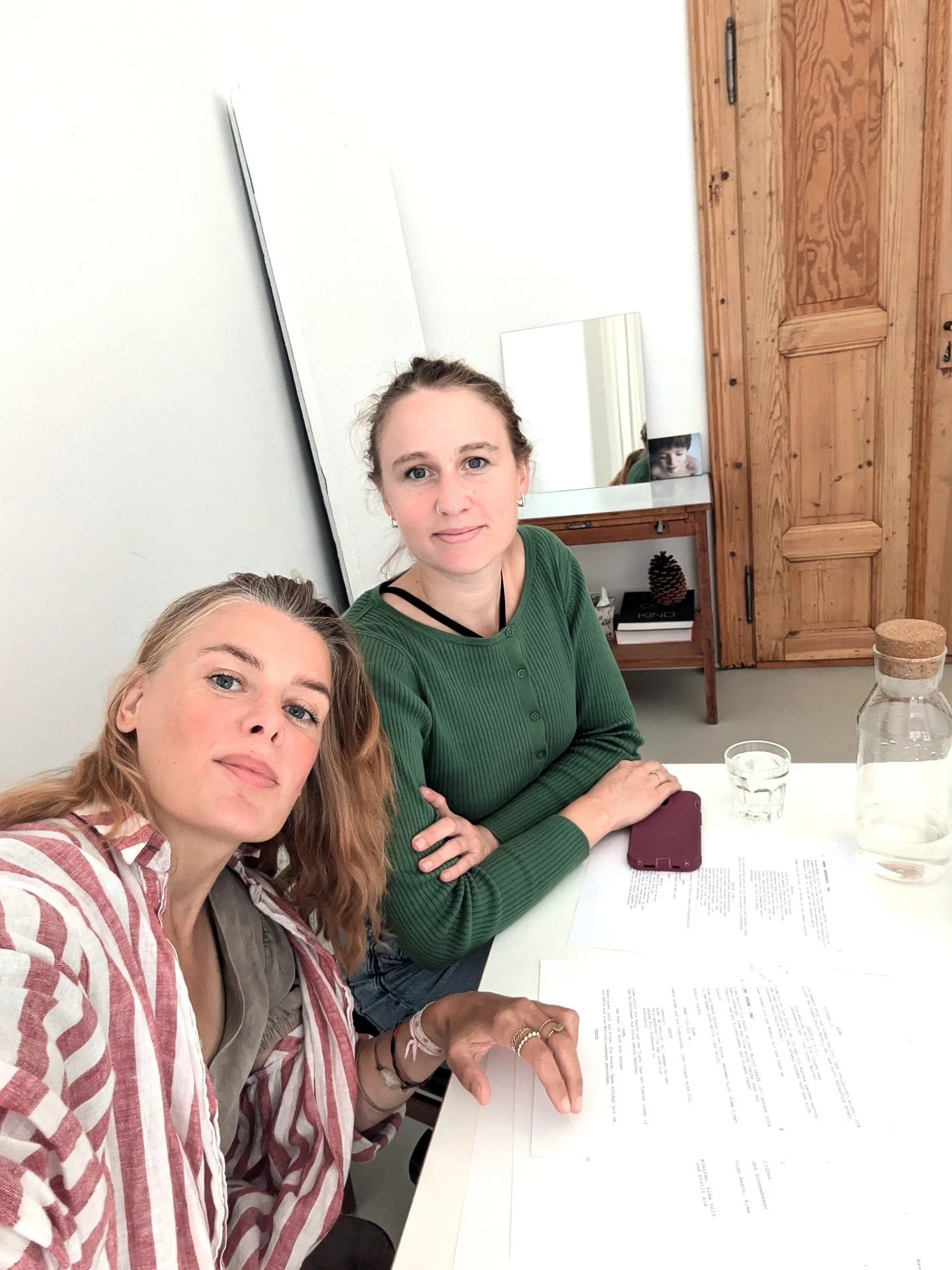 🍋Filmmusik und Soundscapes🥕
Drehbuchsession mit der Filmemacherin und Fotografin Marie Eberhardt in ihrem Studio im Prenzlauer Berg. &quot;Der Herbst&quot; erz&auml;hlt ein tiefes, pers&ouml;nliches Thema im Kurzfilmformat, das im Rahmen des BFF-F&