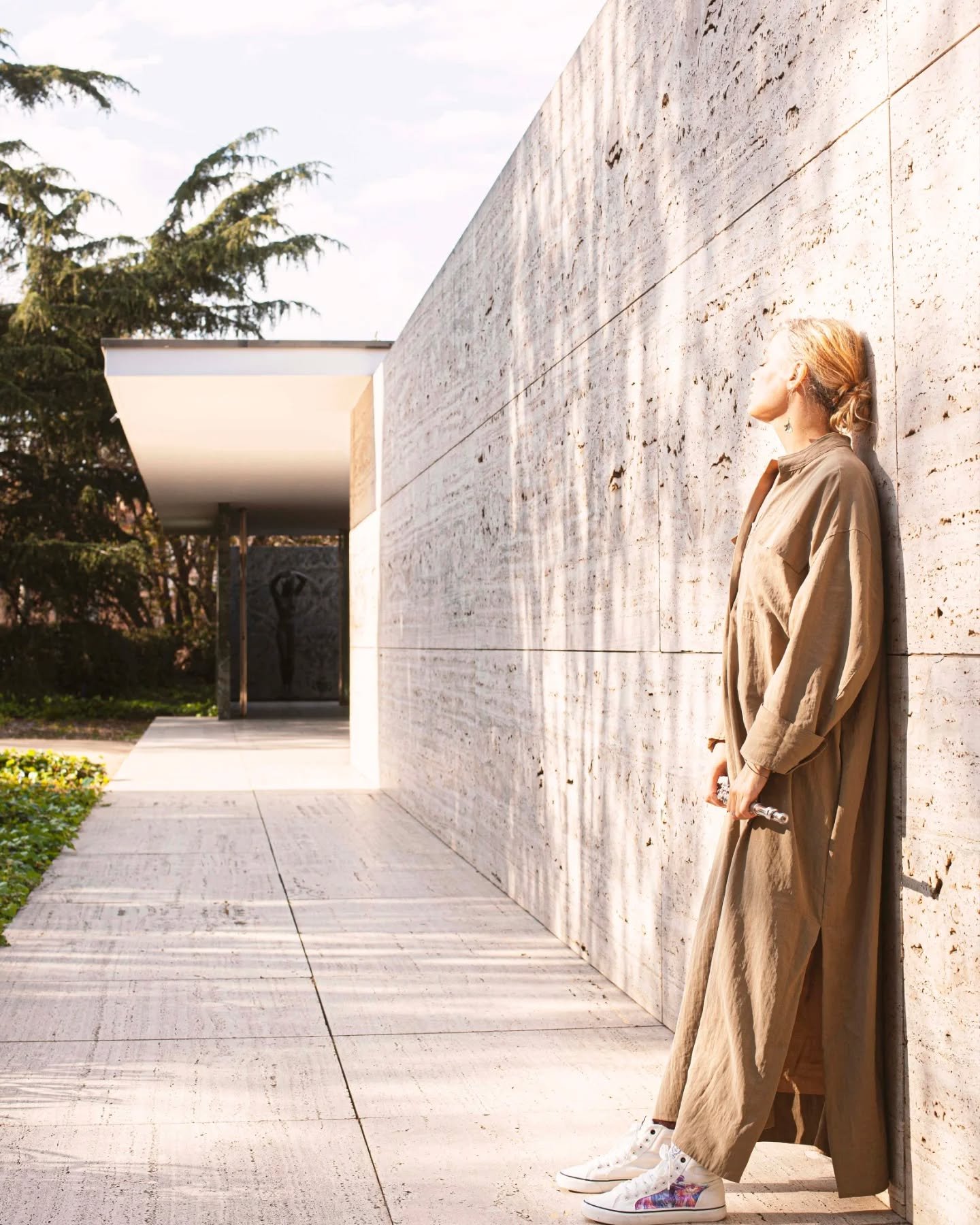 ...kurz vor meinem Konzert im Mies van der Rohe Pavillon Barcelona am 5. April.

&hearts;️ @fundaciongoethe Claudia Remus
&hearts;️ @fundaciomies&nbsp;
&hearts;️ Foto: Mireia Miralles Guidonet @mireia.miralles&nbsp;
&hearts;️ @martinmuellerheyoka