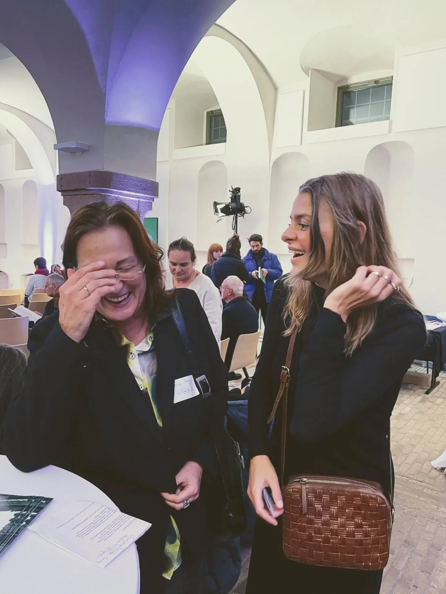 Nahes Fernes Nahes!
Eine krachende, unerwartete Begegnung mit der Kunsthistorikerin Verena Voigt @voigt.verena bei &quot;Kulturland Brandenburg&quot; @kulturland_brandenburg in Potsdam. Nach magischer Neugierde haben wir unglaubliche, gemeinsame Verb