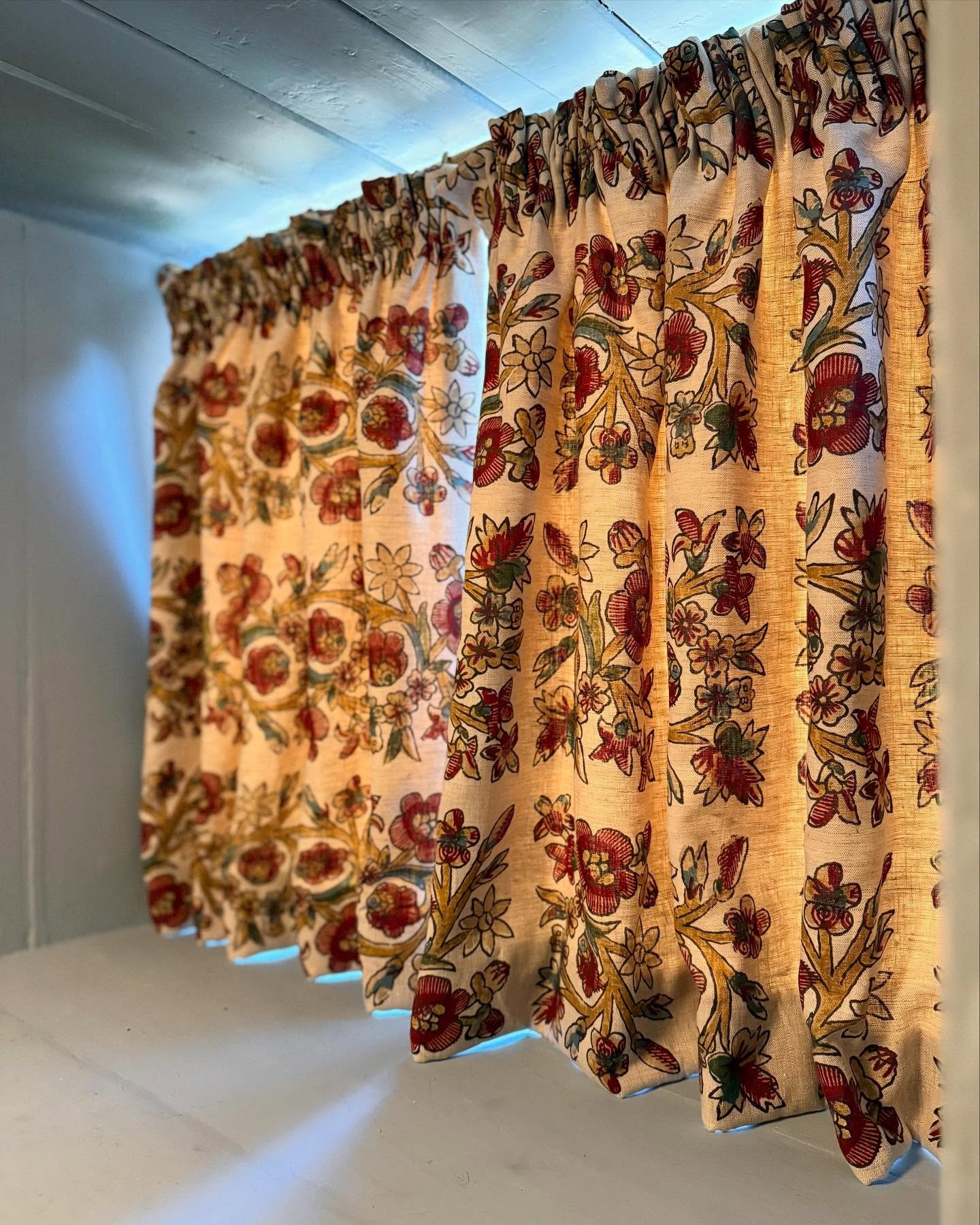 The prettiest little dormer curtains for this cosy cloakroom; an elegant vignette forming a perfect warm accent to the space&rsquo;s cool blue walls 🌾✨

✷ Hand lined, hand gathered curtains 🪡 

✷ Beautiful Kandili fabric by @carlosgarciainteriors ?