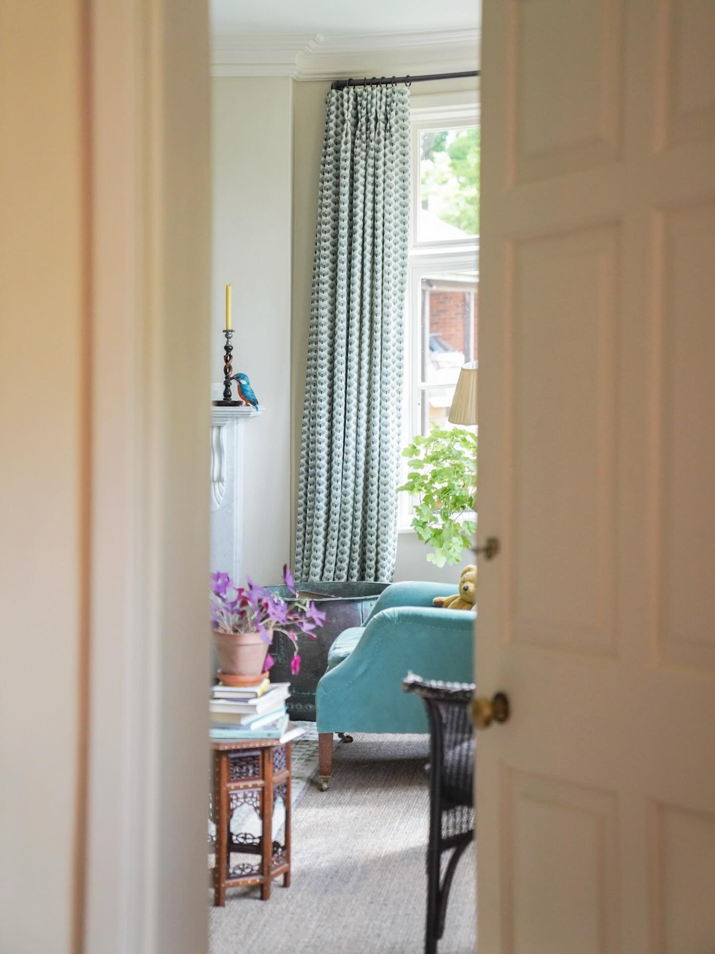 Creating cosy corners of your home, one bespoke item at a time 🪡✨

Double pleat headed, hand interlined curtains made from @clothshoplondon Dandelion linen, and hung from a timeless @cameron_fuller_limited French pole 💌

#bespokesoftfurnishings #so