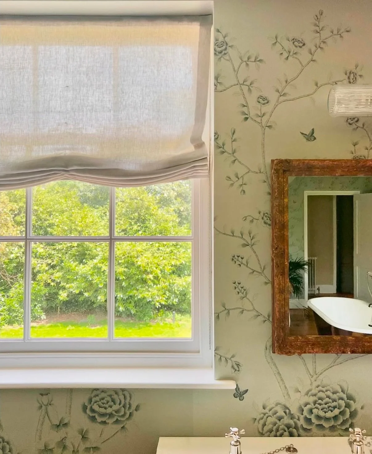 Endless elegance for our clients bathroom with our relaxed, unlined Roman blinds in @kirkbydesign Motion linen 🌿🐚✨

#bespokesoftfurnishings #softfurnishings
#interiors #norfolkinteriors #countryliving #countryhomes  #bespoke #handmade  #bespokecurt