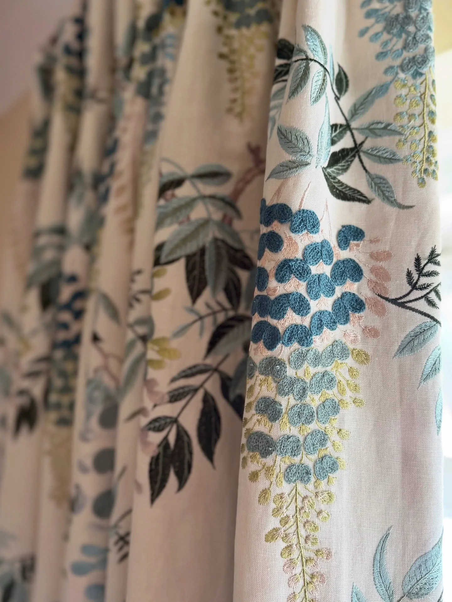 The timeless beauty of a @colefaxandfowler embroidery; made up into our double pleat headed, hand interlined curtains for the perfect finishing touch to our client&rsquo;s guest bedroom 🪡🍃 

✷ Face fabric - @colefaxandfowler Heatherly, Blue 🌊

✷ P
