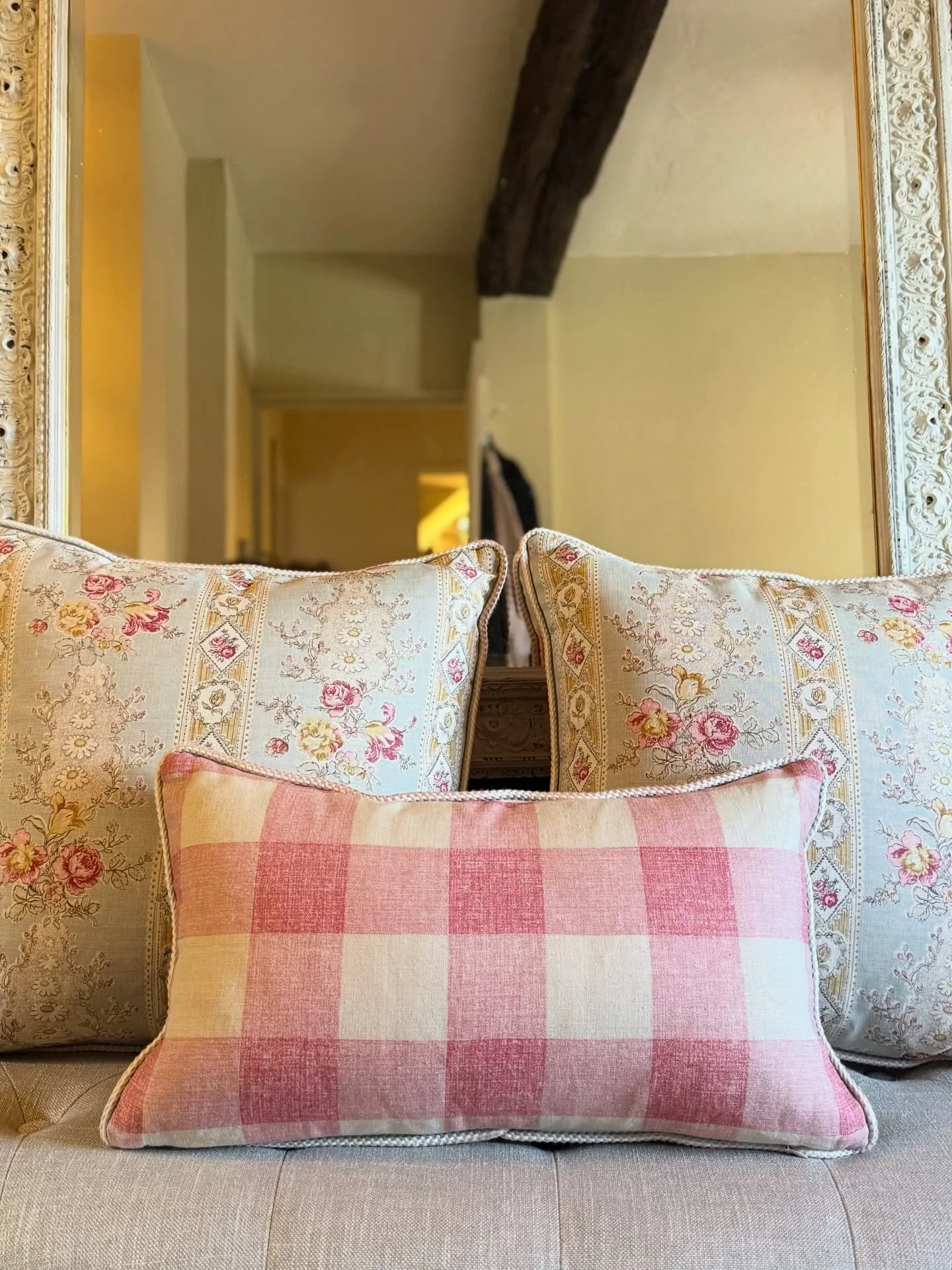 Dual sided for versatility, these stunning bespoke cushions made the perfect addition to our client&rsquo;s master bedroom to match her beautiful @kateformandesigns Roman blinds 🪡🩰
 

Featuring:

✷ Pink Check &amp; Christobel Duck Egg by @kateforma
