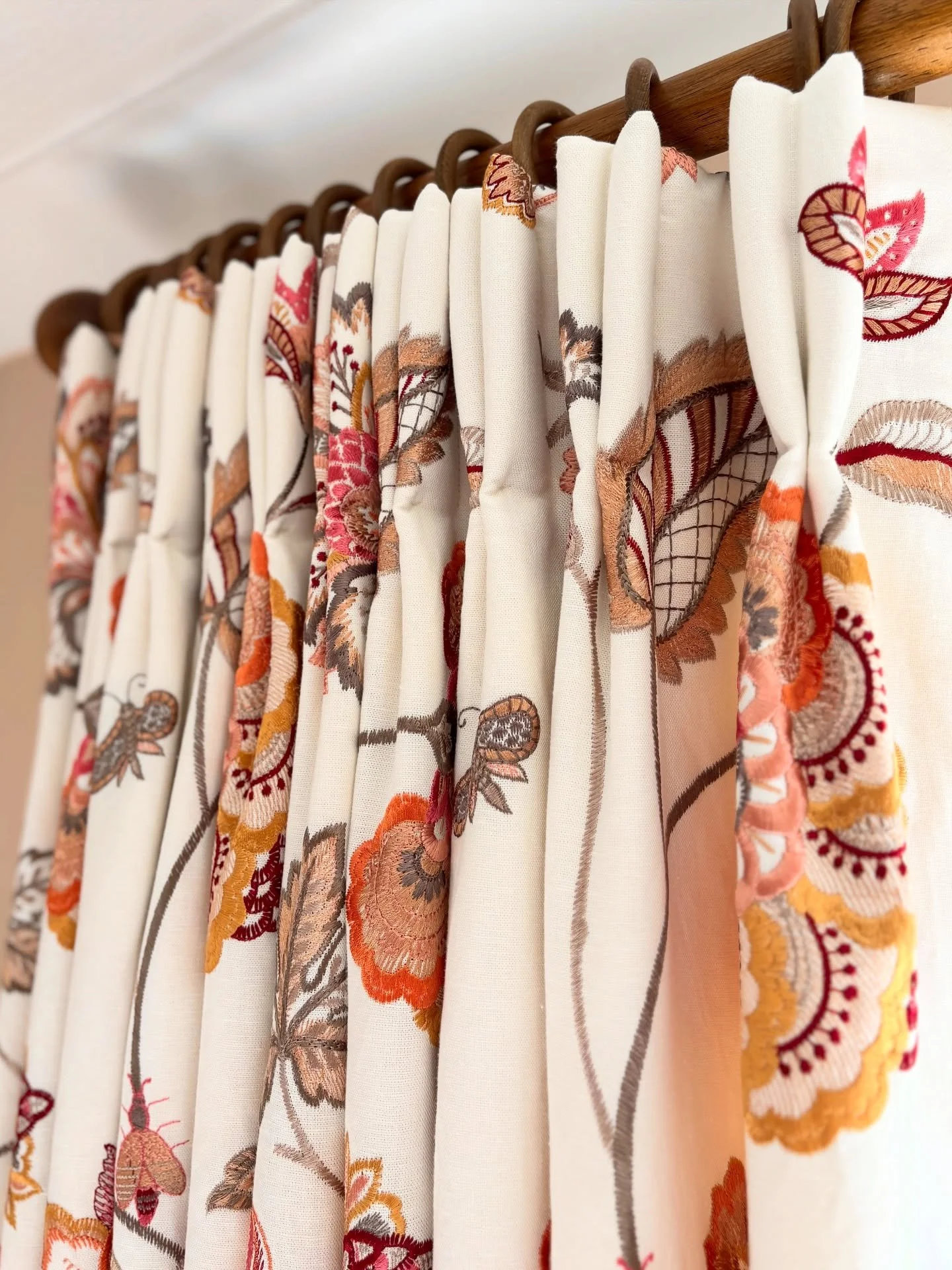 It doesn&rsquo;t get more classic than @colefaxandfowler and a double pinch pleat 🤌🏼✨

A beautiful hand interlined pair of curtains for our client&rsquo;s living room, hung from a timeless Oak pole by @cameron_fuller_limited 🍂

Along with a matchi