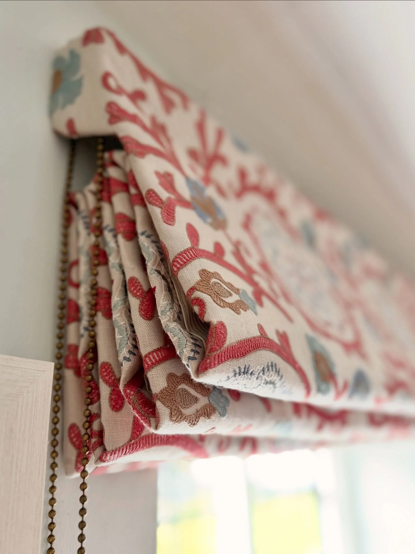Our client&rsquo;s eclectic library looking warm and complete with our hand interlined Roman blinds adorning the windows 🪡📚 

As though they&rsquo;ve been there forever, the blinds in @colefaxandfowler Caspian Tomato blend seamlessly with the room&