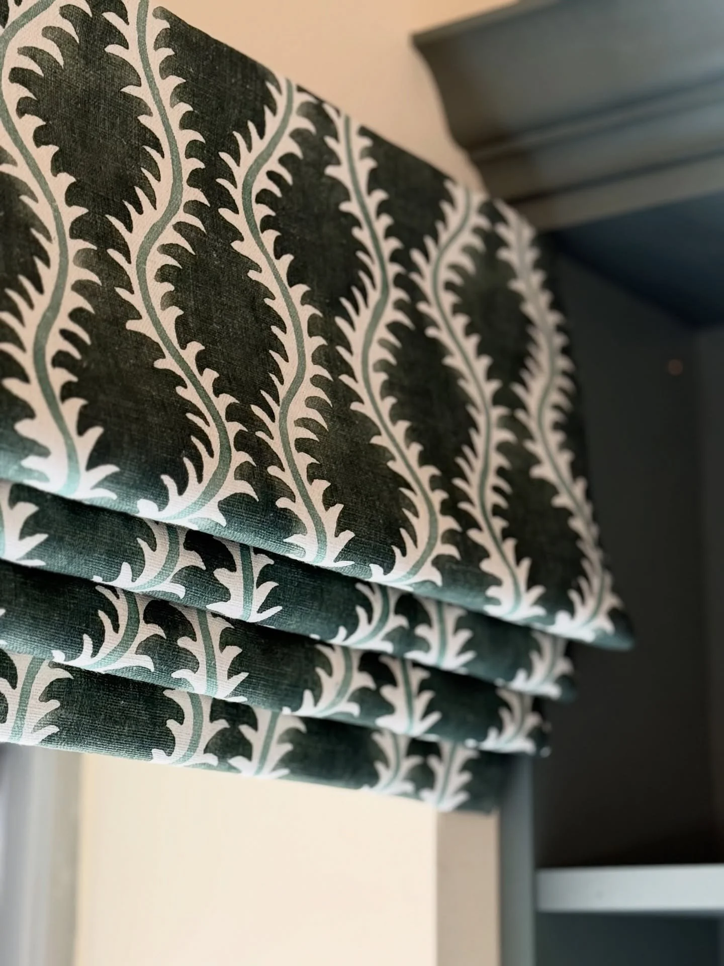 A pair of impactful three metre Roman blinds, handcrafted in @linwood_fabric Helter Skelter for our client&rsquo;s stunning new kitchen 🌲🌿

Our talented seamstress Gemma masterfully made these large scale blinds with careful consideration for every