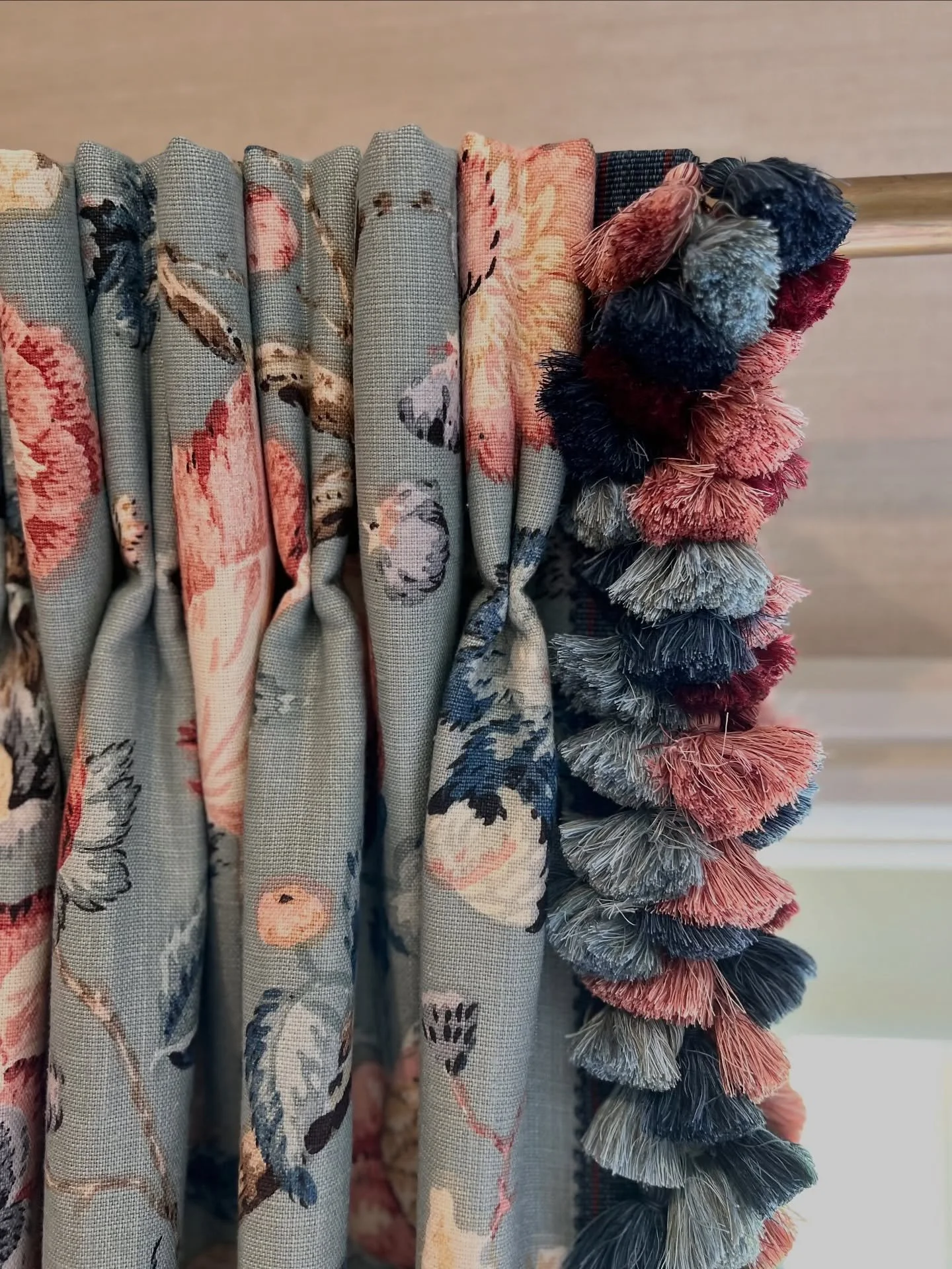 Making a statement with this bespoke lavish tassel fringe; tailor made to match the colours of the scheme &amp; carefully applied to the leading edges of our bespoke hand interlined, double pleat headed curtains 🌊🌸

#bespokesoftfurnishings #softfur
