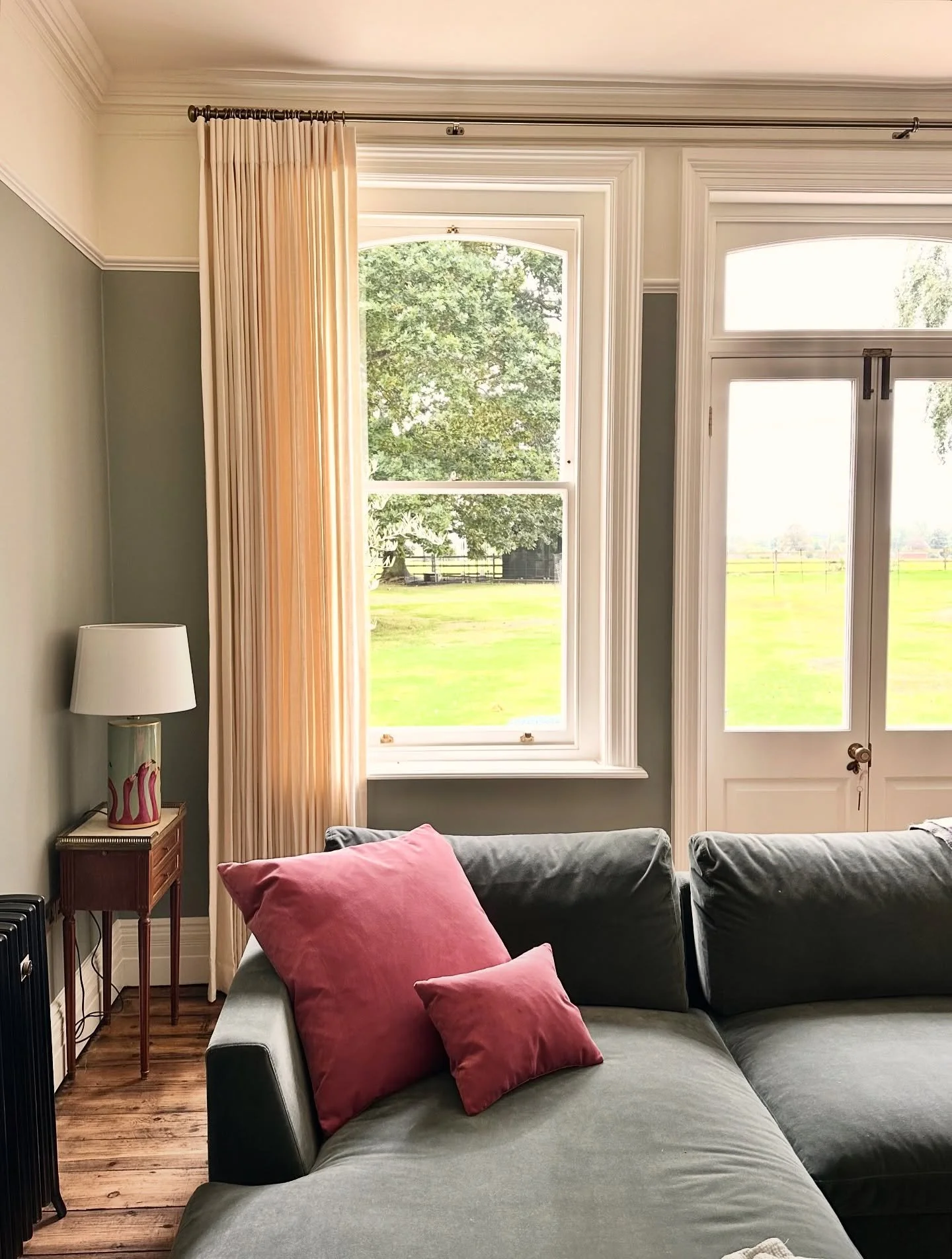 Hand crafted single pleat sheers for our client&rsquo;s Living Room, hung from an elegant @bradleycollection pole to create the perfect understated &amp; timeless finish ✨🪡

#bespokesoftfurnishings #softfurnishings
#interiors #norfolkinteriors #coun