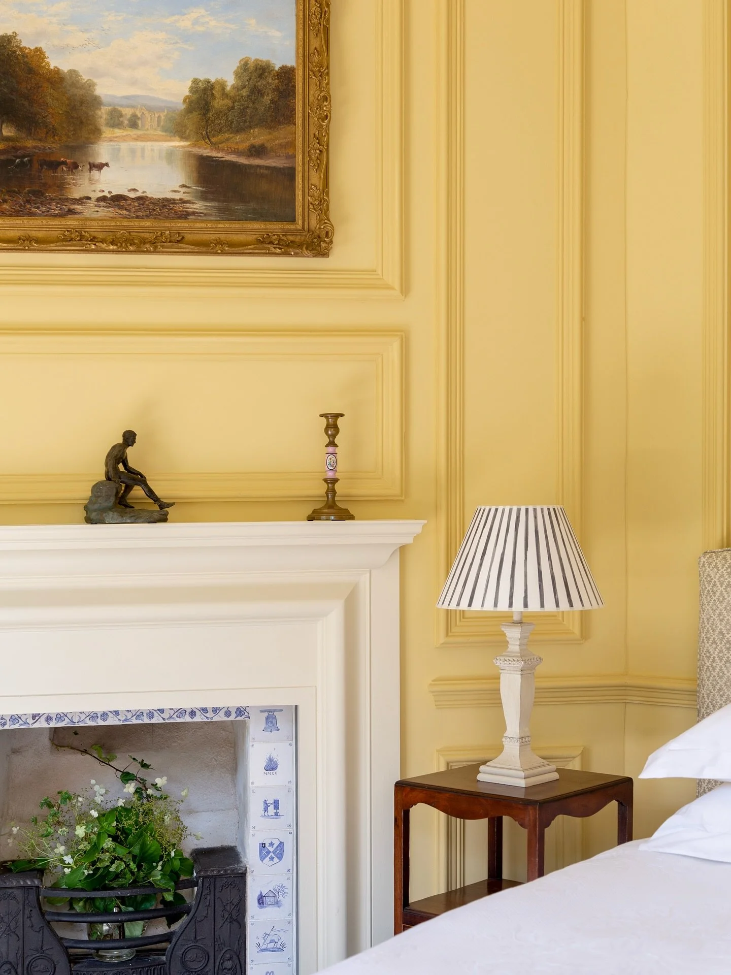 Bringing a little sunshine to your Saturday morning with this bedroom designed by Lisa, featuring walls in Beeswax by @paintandpaperlibrary 🧈

Yellows are a great way to add warmth to a space, they pair beautifully with neutral tones &amp; natural t
