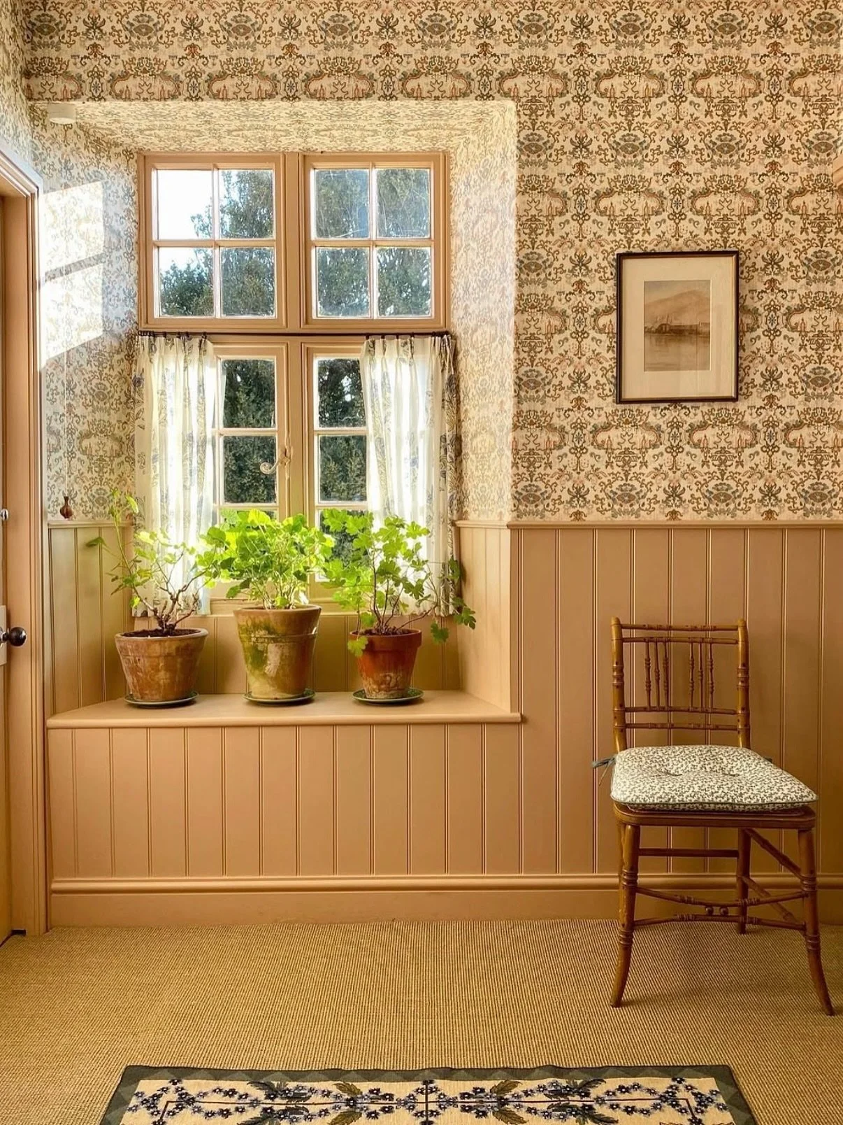 The most dainty of caf&eacute; curtains we crafted for @carlosgarciainteriors to adorn his bathroom window; a perfect addition to a beautiful room 🌸

#bespokesoftfurnishings #softfurnishings
#interiors #norfolkinteriors #countryliving #countryhomes 