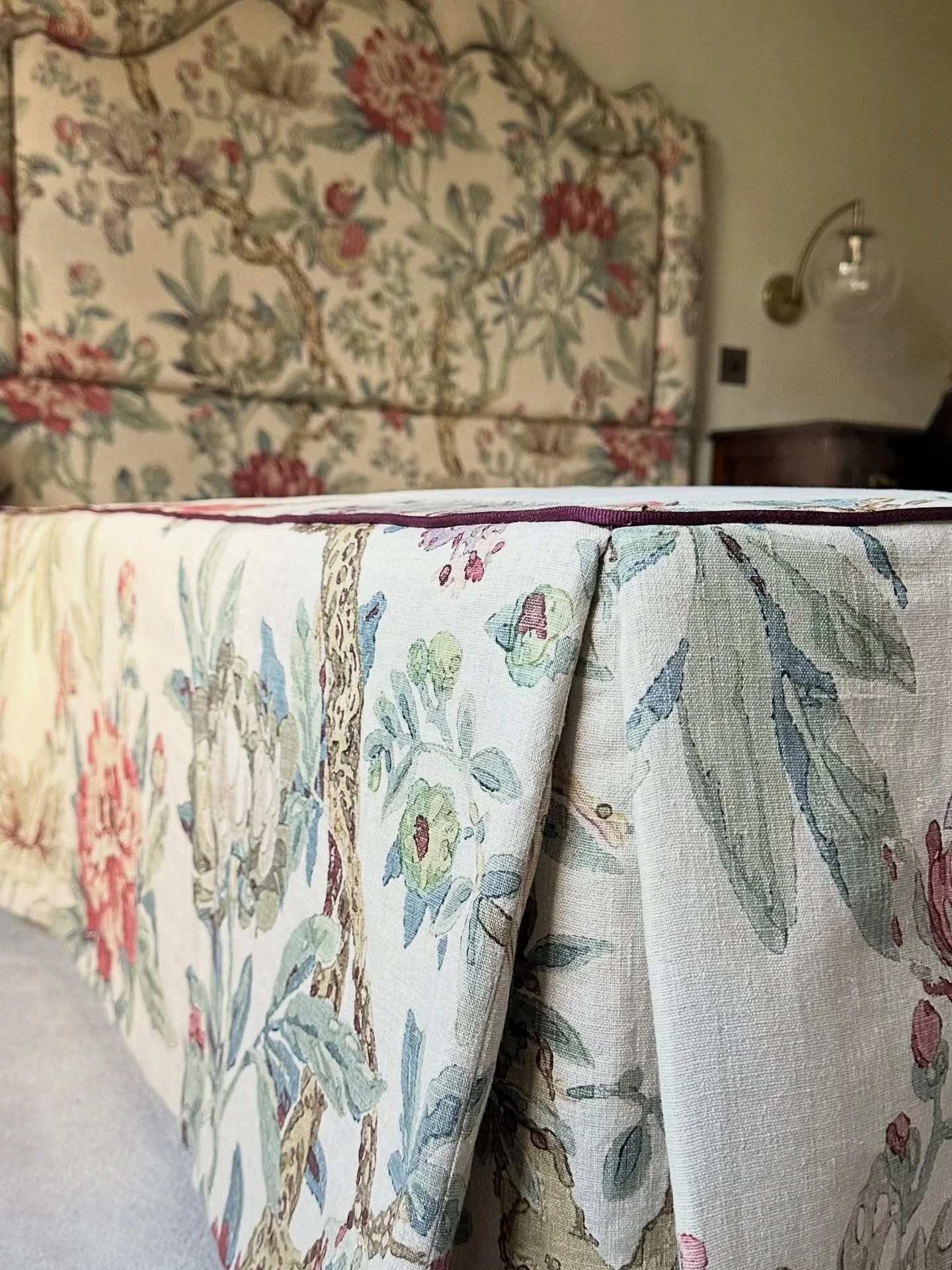 A matching bespoke headboard and piped, interlined box pleat valance for our clients guest bedroom, in beautiful @hazelton_house fabric 🪡🪷✨

#bespokesoftfurnishings #softfurnishings
#interiors #norfolkinteriors #countryliving #countryhomes  #bespok