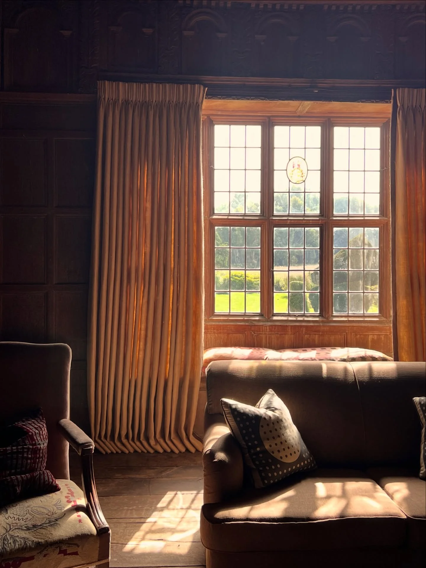 Rustic sack cloth crafted into triple pleat headed curtains for this historic oak panelled room 🕯️✨

Filtering through the most beautiful golden light; perfect to enhance the inherent depth, warmth and rich texture of its walls 🍂🪾

#bespokesoftfur