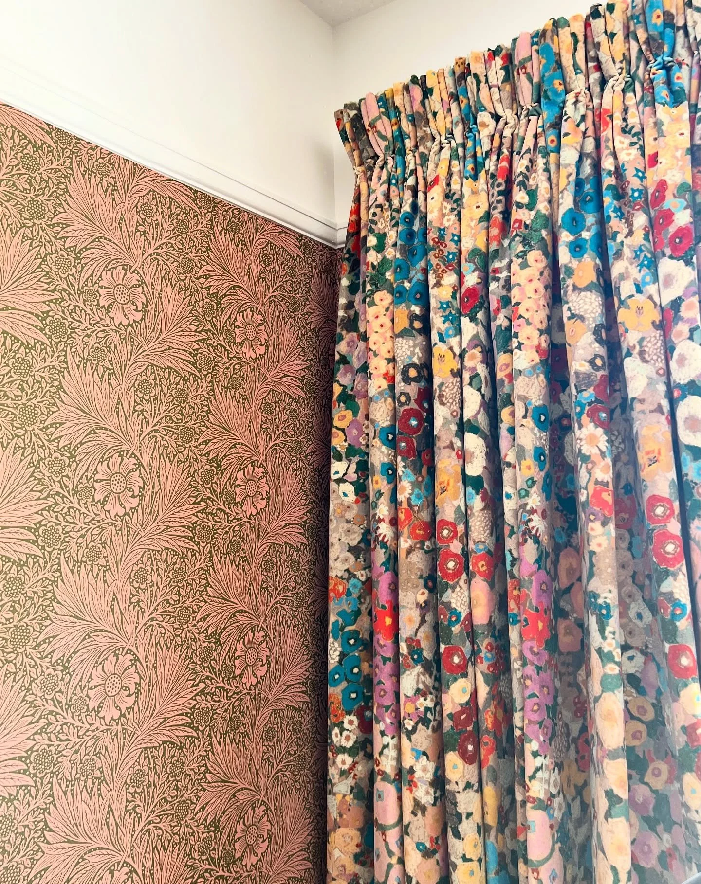 Brightening up your feed with this perfect pattern clash moment; where @wmorrisandco meets @houseofhackney via our hand crafted, triple pleat headed curtains ⚡️🌈✨

#bespokesoftfurnishings #softfurnishings
#interiors #norfolkinteriors #countryliving 