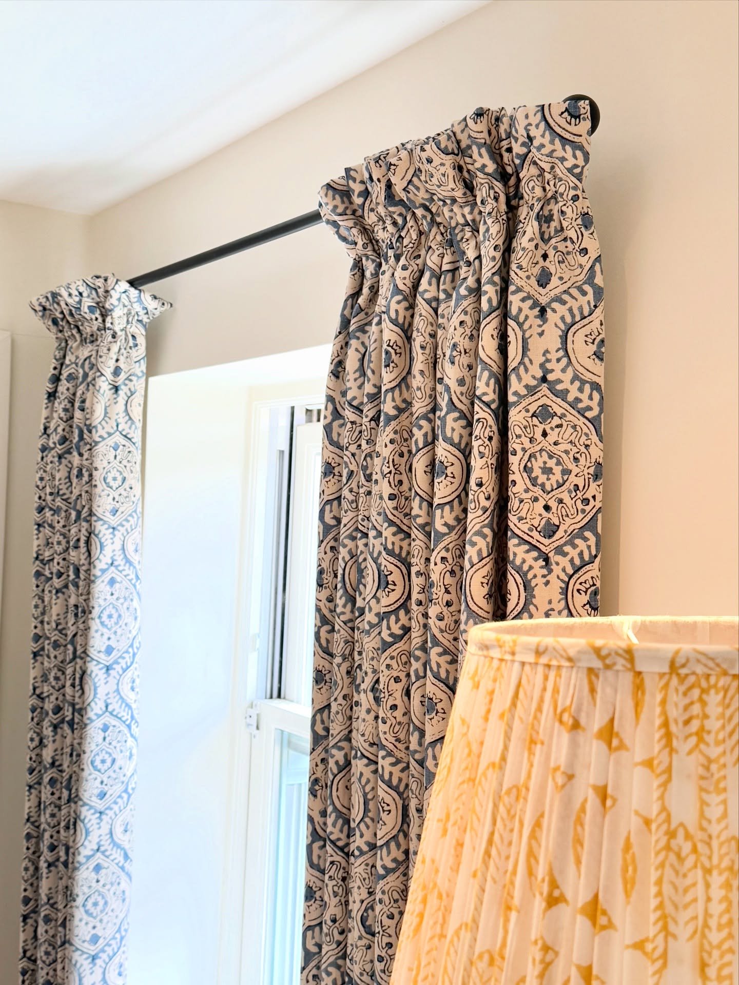 There are few things quite as lovely as a hand gathered heading with a ruffle stand up 🪡✨

Seen here in @linwood_fabric Kala Droplet, in our bespoke, hand interlined curtains bringing optimal cosiness and luxury to our client&rsquo;s bedroom &amp; e