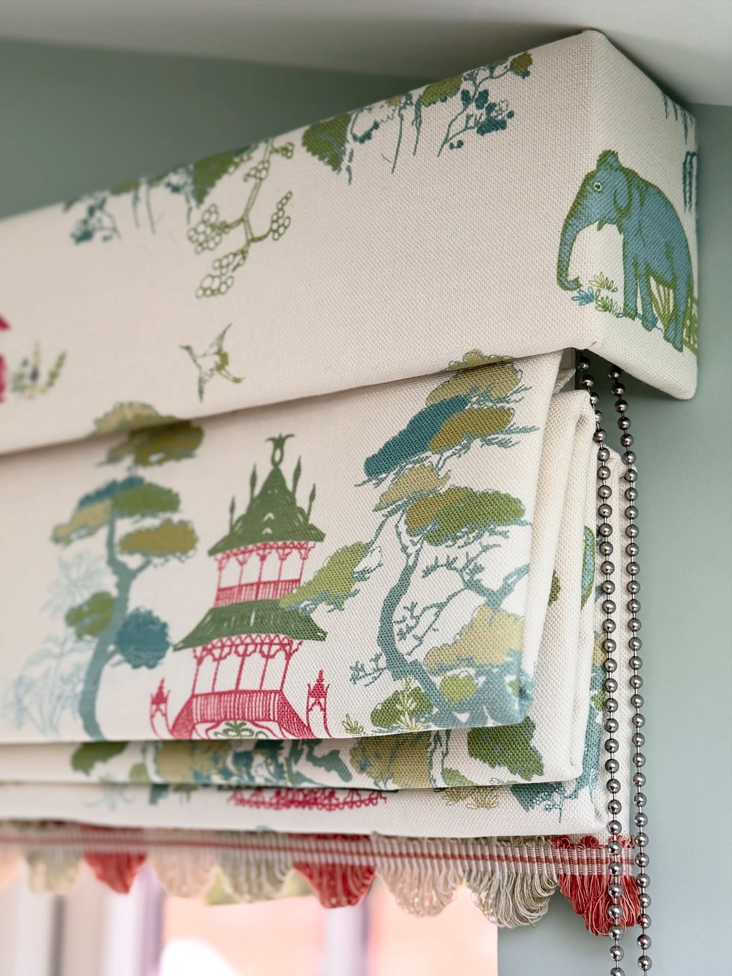 A perfectly serene scene for our client&rsquo;s beautiful bathroom 🌺🌿

Lucy had the pleasure of delivering these handmade bespoke Roman blinds and pelmets, carefully handcrafted by Debbie with immaculate pattern matching as always 🪡 🩵

Lightly in