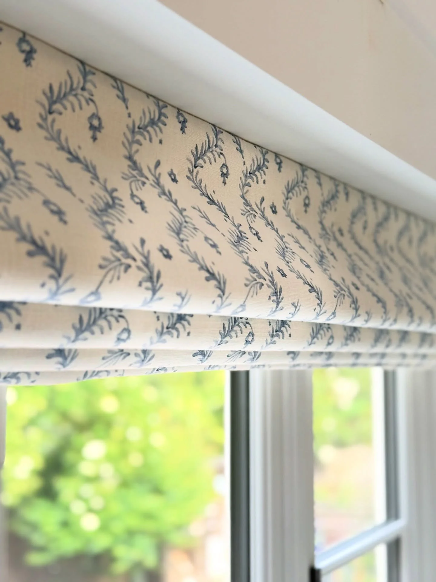 A beautiful and thoughtful bedroom window dressing will not only give you a great nights sleep, but also provides the perfect frame to welcome in the morning light, and start every day off on the right foot 🌞✨

Featuring our hand interlined Roman bl