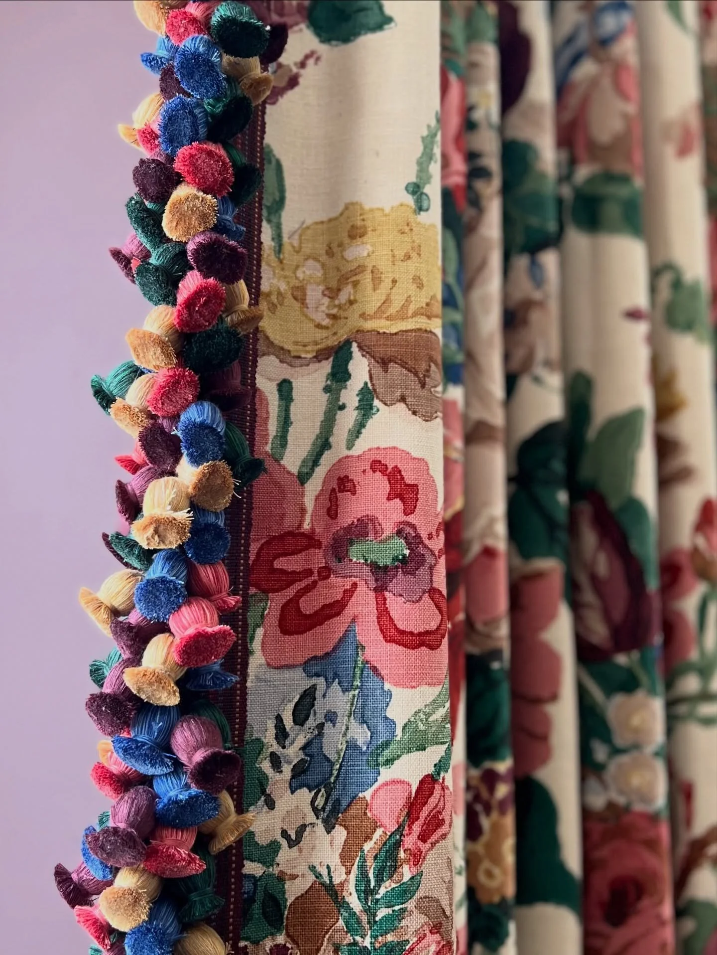 Stunning bespoke passementerie, luxurious interlining and a hand crafted triple pleat heading creating a perfect showcase for this timeless @hazelton_house fabric🌹

#bespokesoftfurnishings #softfurnishings
#interiors #norfolkinteriors #countryliving