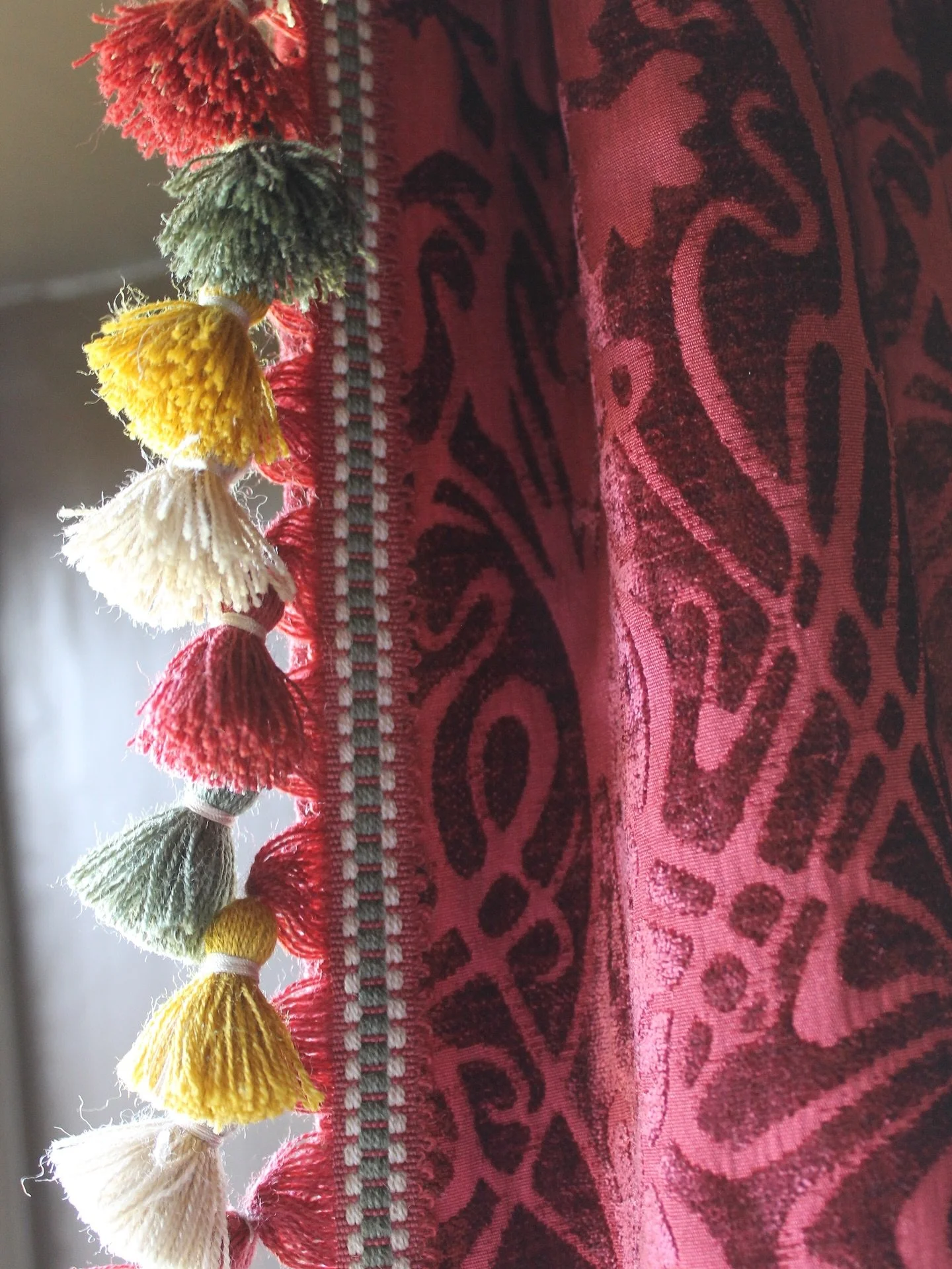 It doesn&rsquo;t get more warm and cosy than these bespoke, hand interlined curtains in @ilivfabrics Tiverton Carmine 🥀🌲

Featuring a soft open triple pleat heading, @sanderson1860 x @salvesengraham Nosterfield Tassel trim, and @hallishudson Modern