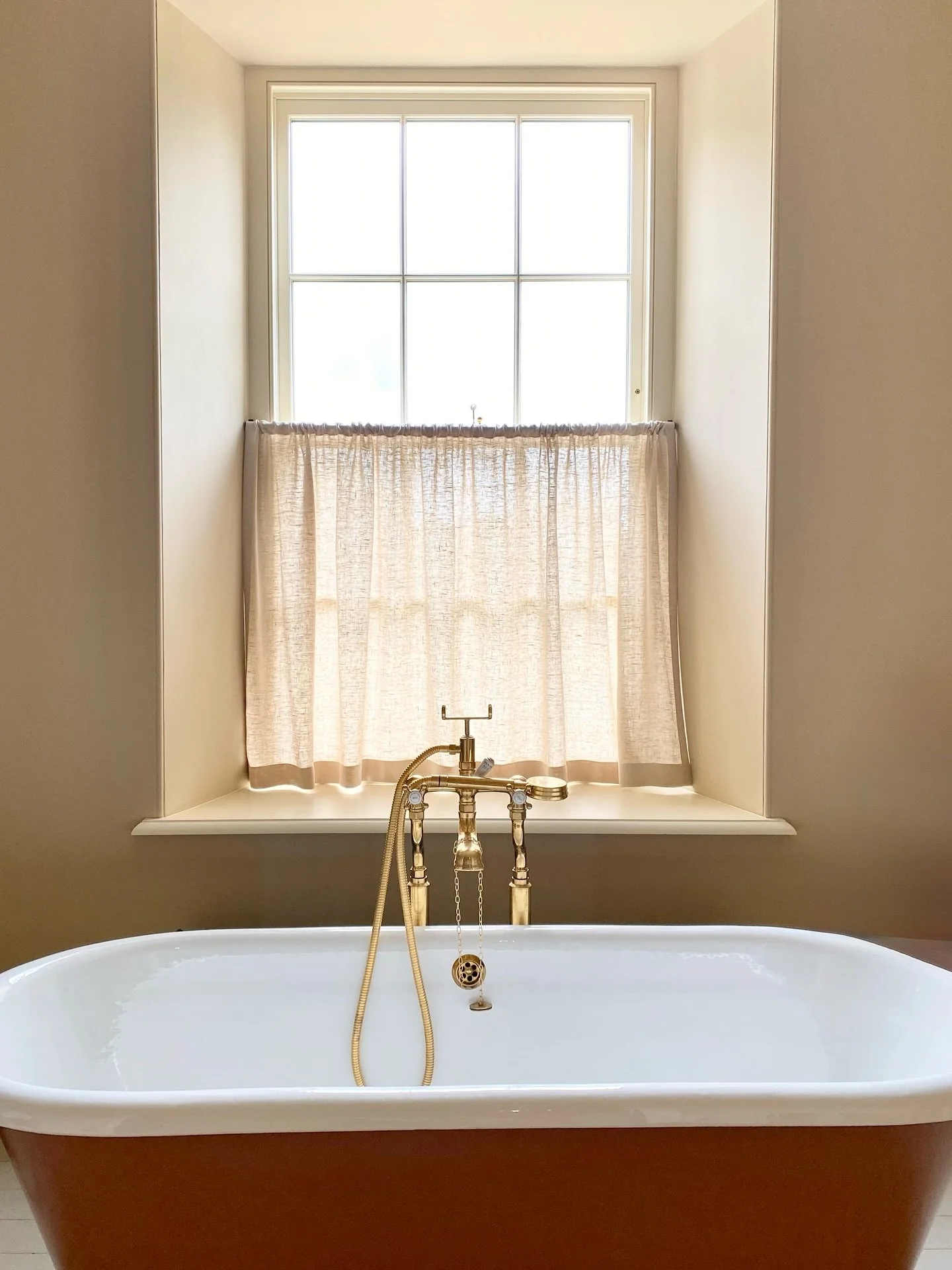 Sometimes total simplicity is all that&rsquo;s needed ✨

A elegant sheer cafe curtain in @adainalinenfabrics for our client&rsquo;s bathroom, with channel heading and an antique brass @hunterandhyland pole 🛁🍂

#bespokesoftfurnishings #softfurnishin