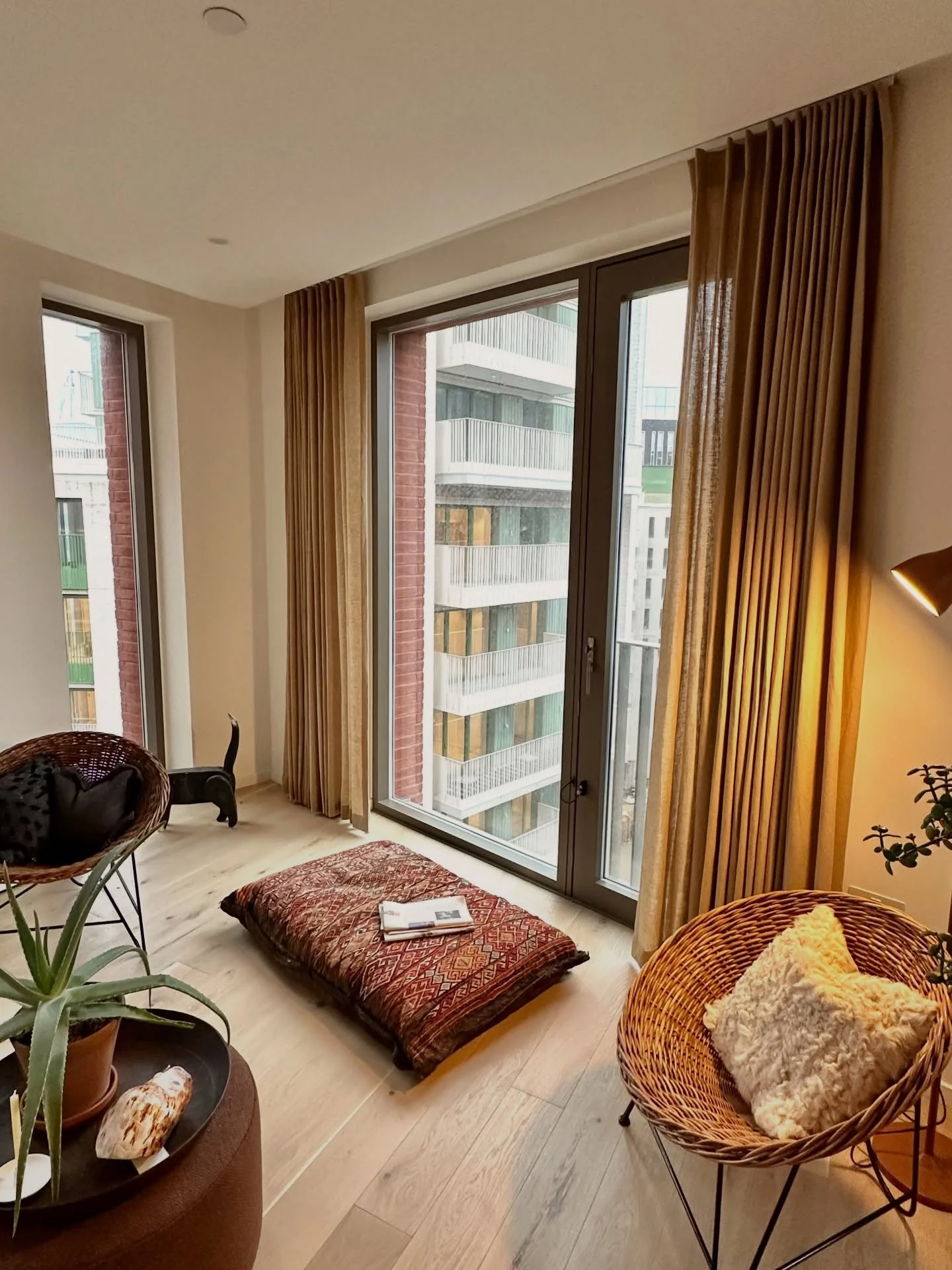 City chic for our client&rsquo;s London apartment; keeping things simple while adding warmth and texture with mixed linens and sheers for privacy ✨🪡

🌿 Tracks - @silentglissltd 1080, Matt White
🍂 Living Room Sheers - @kirkbydesign Motion, Desert
?