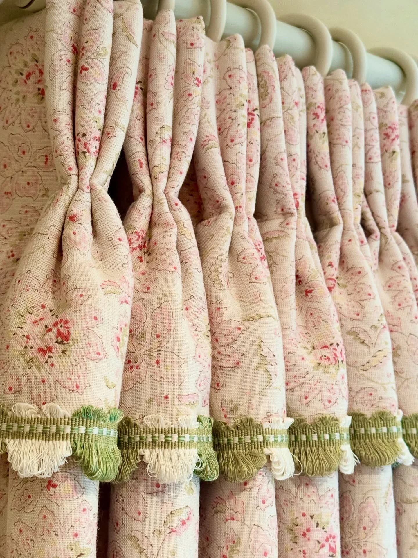 A beautiful pair of bespoke, hand interlined curtains Lucy had the pleasure of delivering this week; feminine and warm in perfect balance, framing the rural views from this cottage hallway window 🌷🪡

Featuring a delicately handcrafted triple pleat 
