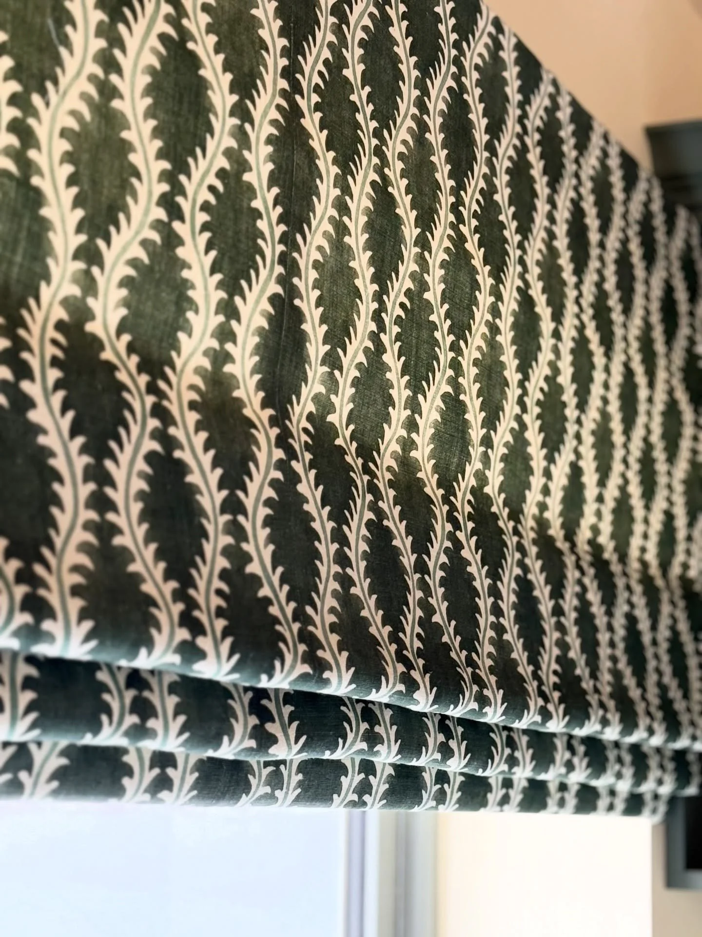 Making a statement in our client&rsquo;s kitchen with these impactful three metre wide, hand lined Roman blinds in the incredible @linwood_fabric Helter Skelter 🌲🌿

Our talented seamstress Gemma masterfully made these large scale blinds with carefu
