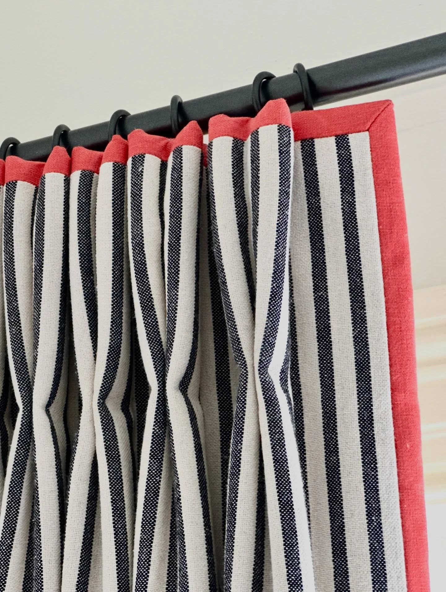 Every little detail makes a difference 🦓🍎

Featuring our bespoke hand interlined, double pleat headed curtains in fabrics by @thepureedit and a sleek &amp; timeless French pole in graphite by @cameron_fuller_limited ❤️

#bespokesoftfurnishings #sof