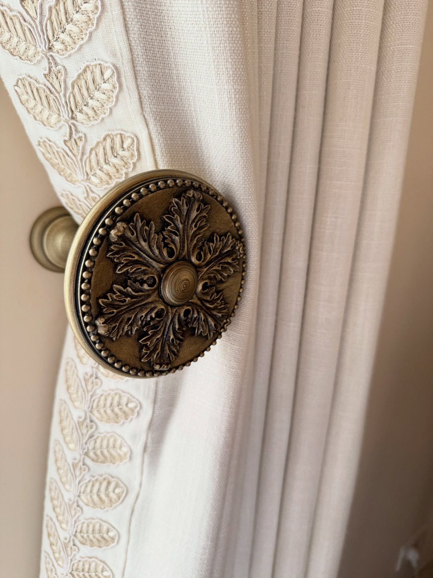 Come along with Lisa to the South of France to visit an international client of ours, and give these stunning bespoke curtains we recently made their finishing touches in their new home! ✨🪡

✷  Hand interlined, double pleat heading, sitting in front