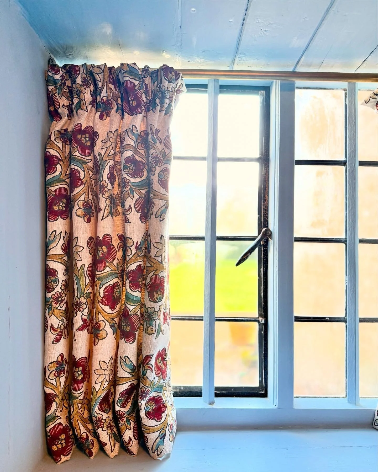 The sweetest little hand lined and hand gathered dormer curtains we made in beautiful @carlosgarciainteriors fabric, hung from a @tillysbespoke brass pole with recess brackets. A perfect warm accent to the cool blue walls in the space 🪡🌹

#bespokes