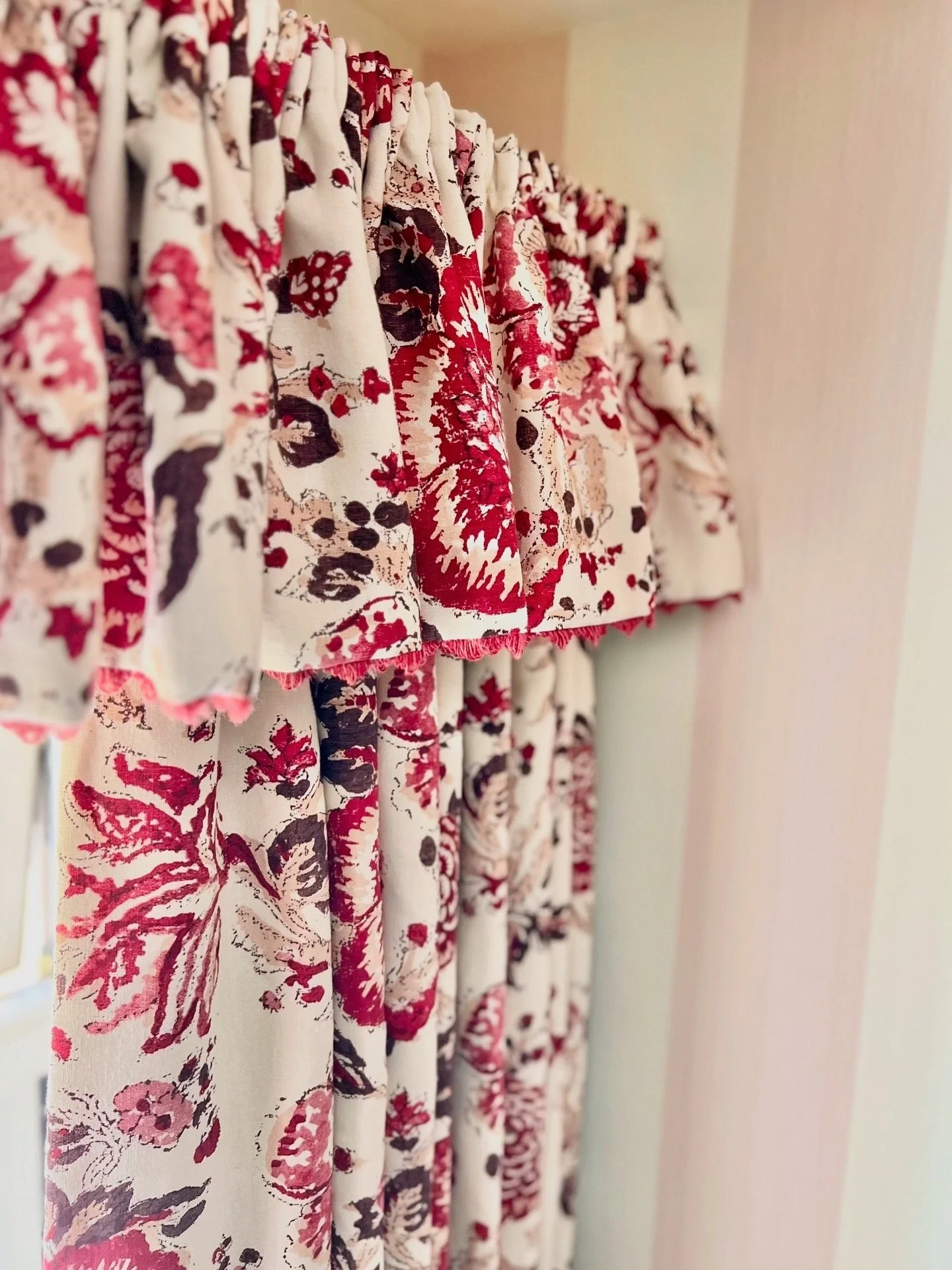 A dreamy bedroom for a little girl, featuring our bespoke handmade curtains with hand gathered valance and a delicate fan edge trim. A matching gathered bed valance also in Dahlia Red by @penny_morrison_ltd adds a perfect finishing touch, and ties th