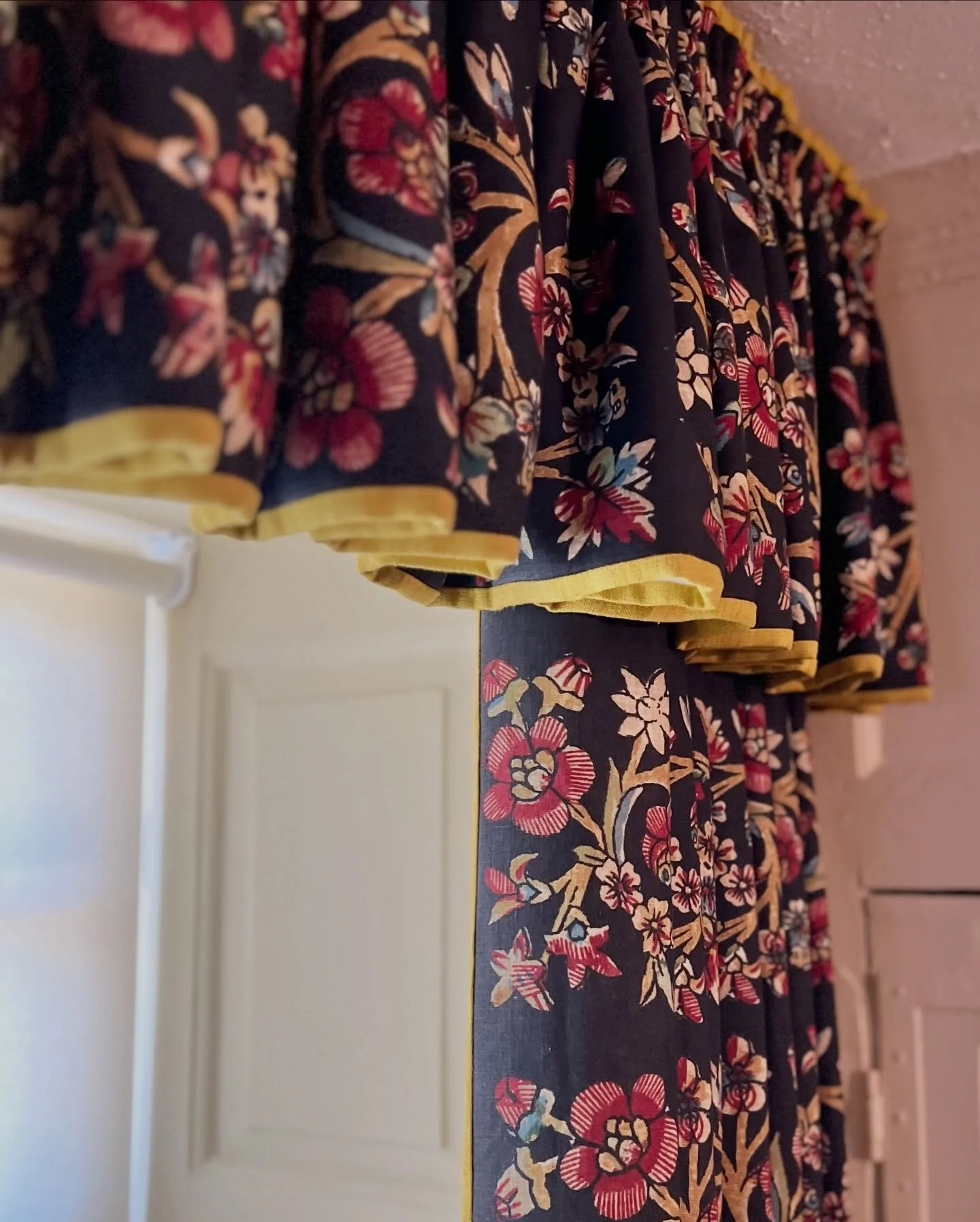 A beautiful pair of bespoke curtains with gathered valance and contrast trim, handmade by us for @carlosgarciainteriors 🪡 ✨

Featuring his own stunning fabric, Kandili Original, Based on a 19th century hand block Ottoman scarf 🌿

#bespokesoftfurnis