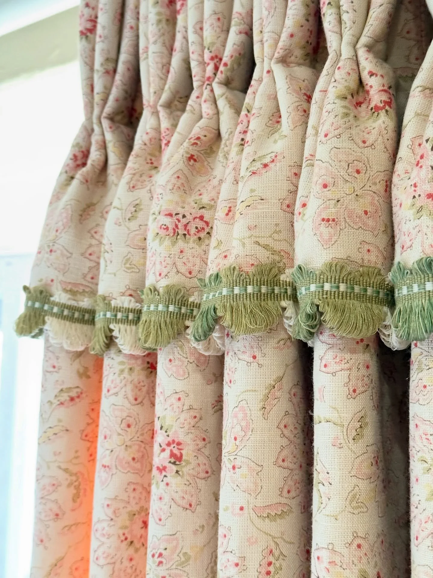 🌷🌻🌸 All Things Floral 🌸🌻🌷

From delicate pastel paisleys to bold blossoming blooms; we have created some wonderful floral soft furnishings and interiors over the years. As we look forward to Spring and eagerly await brighter days ahead, we thou