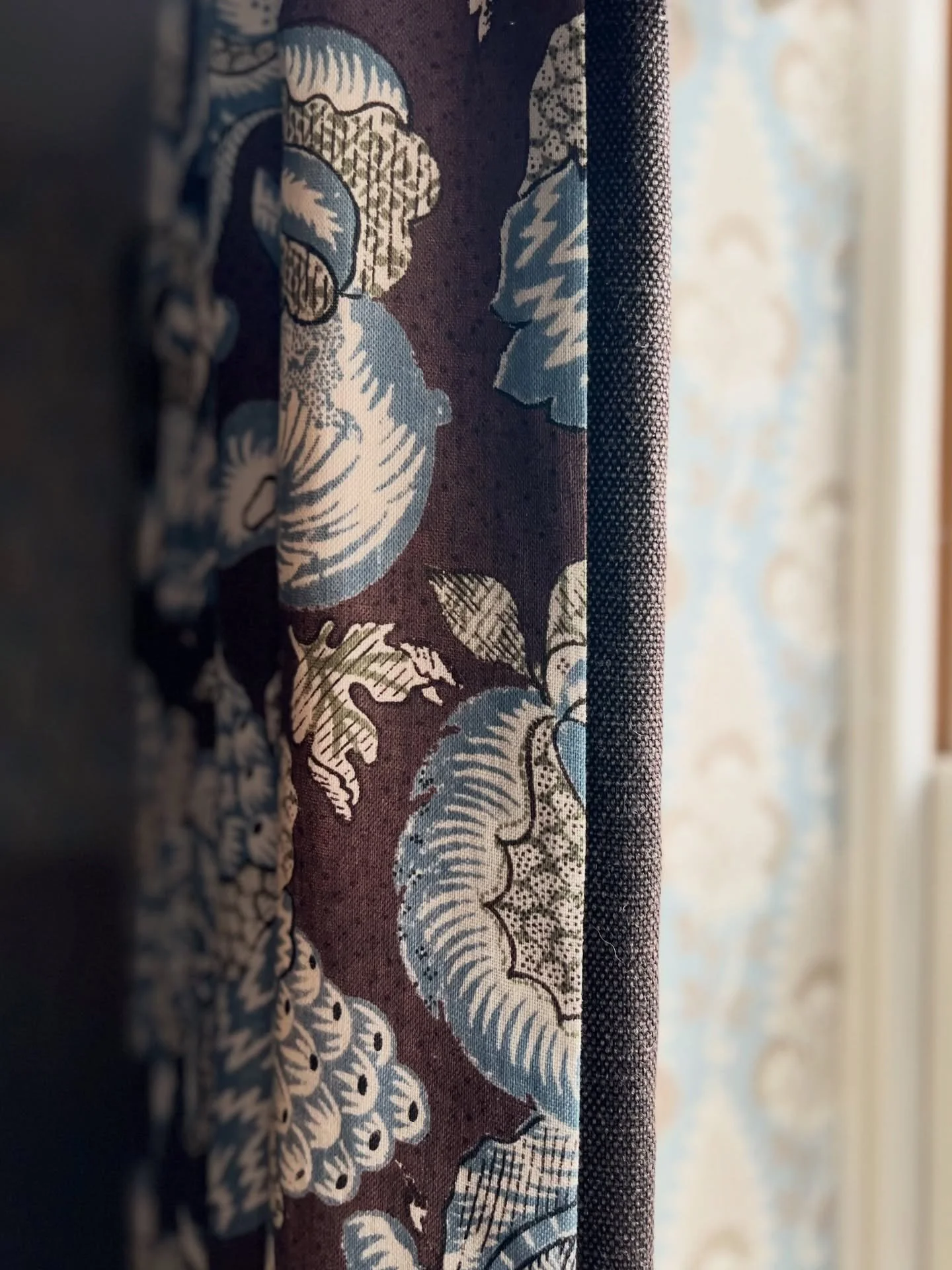 Our hand interlined, triple pleat headed curtains with contrast border making a perfect accent for our client&rsquo;s gorgeous, homely bathroom 🤎🌊
Featuring Anna French Westmont fabric &amp; Cornwall wallpaper 🪡✨

#bespokesoftfurnishings #softfurn