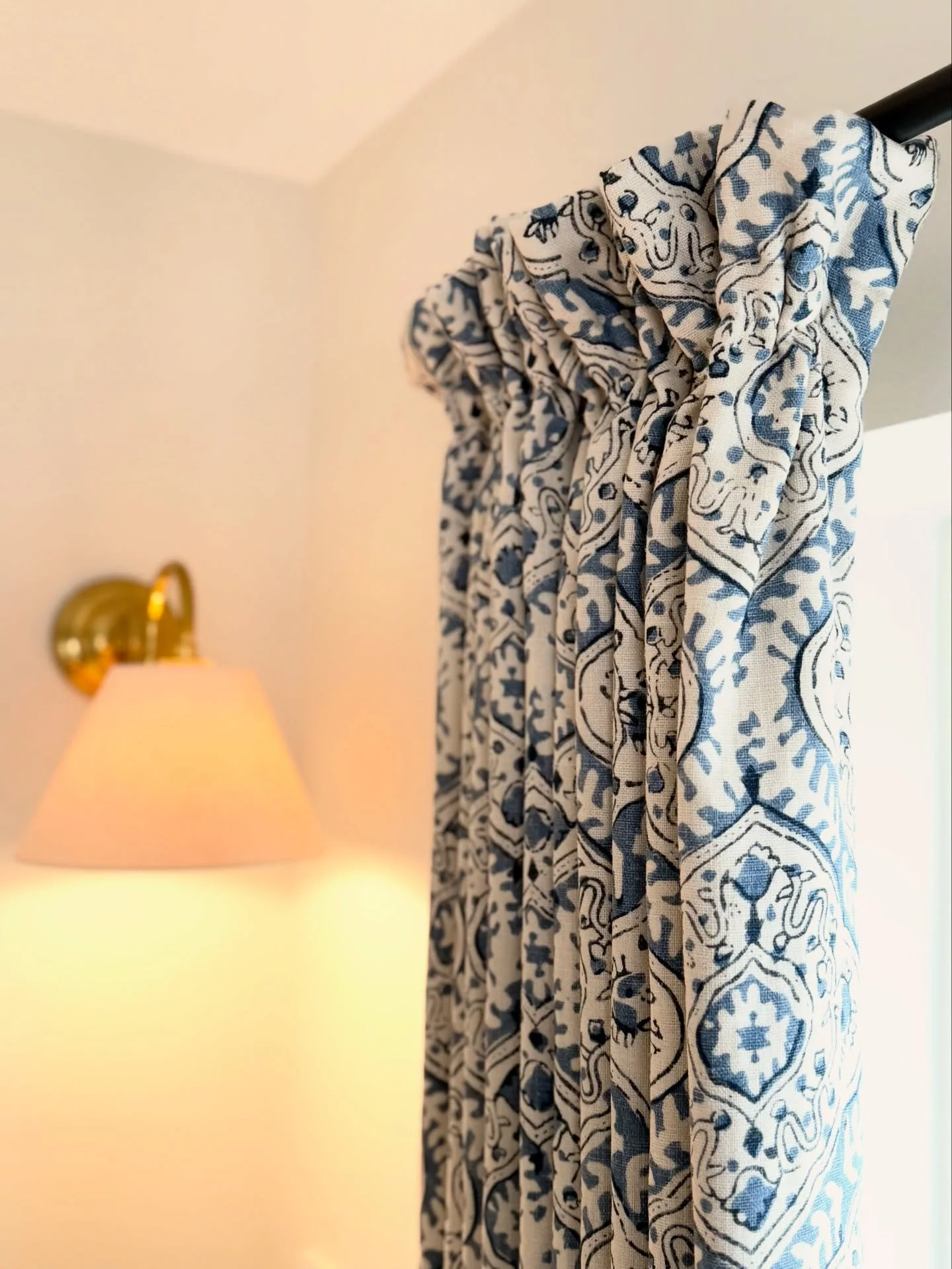 Our beautifully bespoke hand interlined curtains, featuring a hand gathered heading with a ruffle stand up in @linwood_fabric Kala Droplet 🪡💧

#bespokesoftfurnishings #softfurnishings
#cottagestyle #cottageheading #rufflecurtains