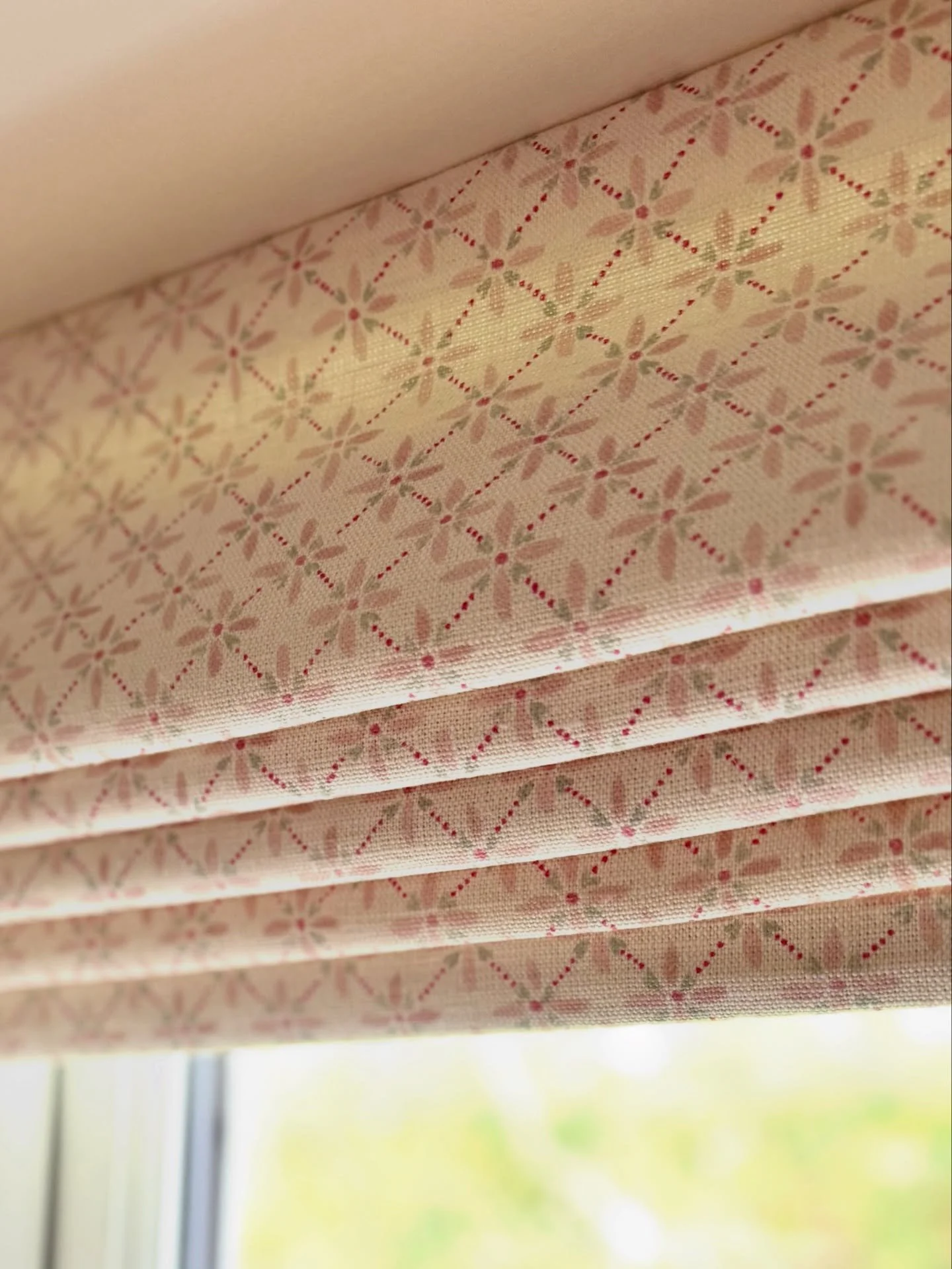 A timeless and carefully crafted hand lined Roman blind for our client&rsquo;s kitchen window, in the perfectly feminine and understated Zia by @sarahhardaker 🌸🐚

#bespokesoftfurnishings #softfurnishings
#interiors #romanblind #bespokeblinds