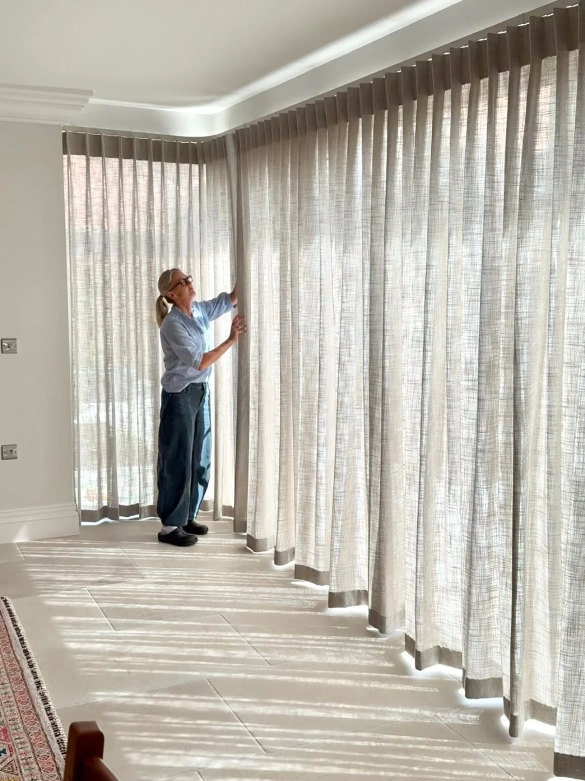 Bespoke, handmade, single pleat sheers for our clients gorgeous open plan kitchen and dining space 🌾

Swipe across to see the before and after, as well as a peek at the level of detail involved in the measuring and designing of our window treatments