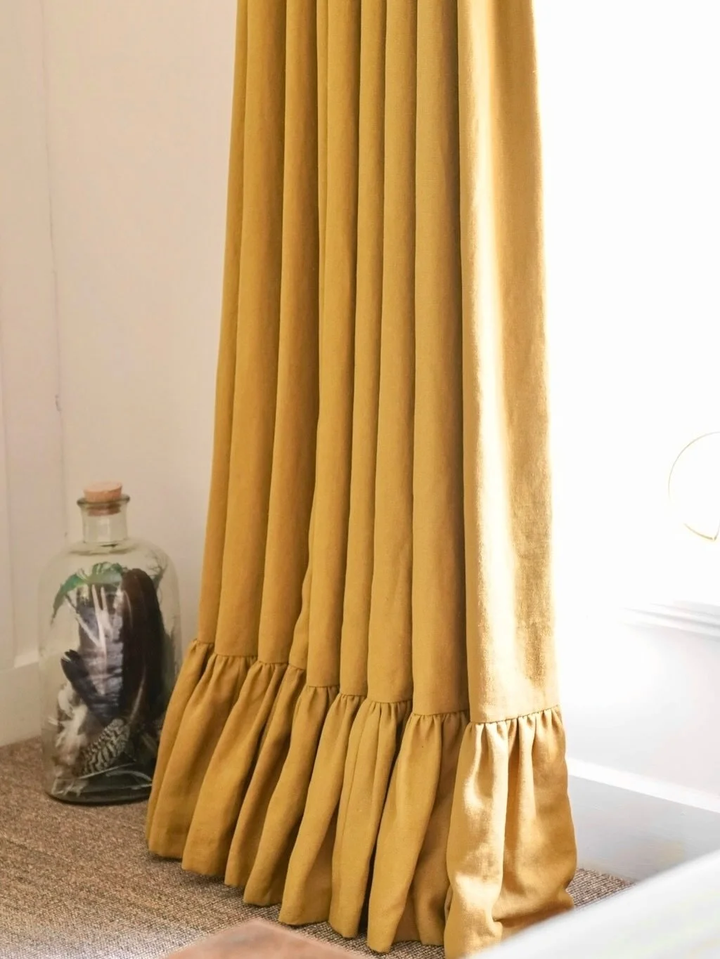 Always one of our favourite pairs, these sunny hand interlined linen curtains with a double pleat heading, and deep gathered frill to the bottom edge 🌻
 
✷ Fabric by @romo_fabrics 🌛 
✷ French pole by @cameron_fuller_limited ✨

#bespokecurtains #bes