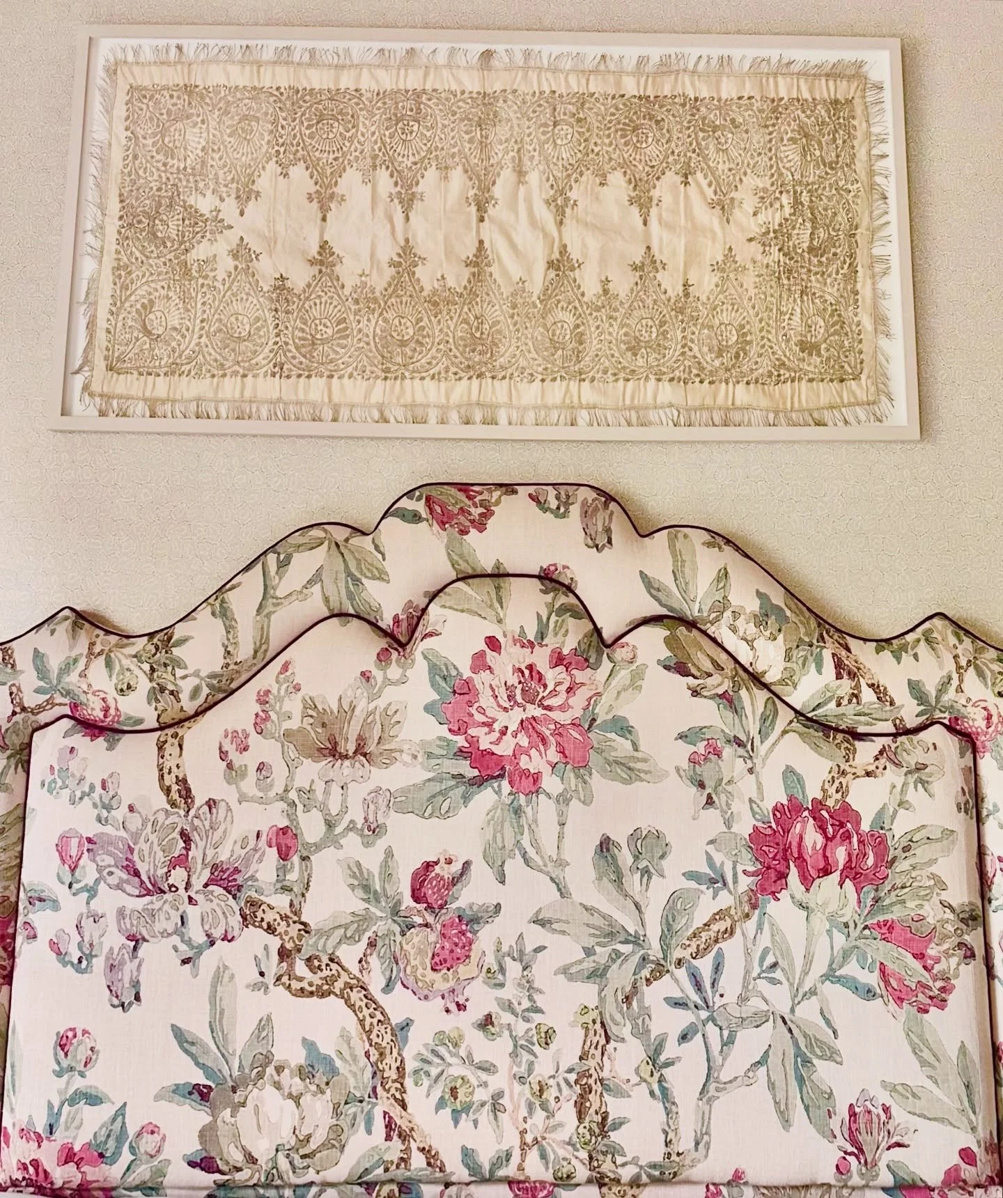 A perfect pairing for our clients guest bedroom; this beautifully crafted bespoke shaped headboard and our hand interlined, piped box pleat valance in elegant @hazelton_house fabric 🪡🪷✨

Headboard by our talented friends @pdfoams❣️

#bespokesoftfur