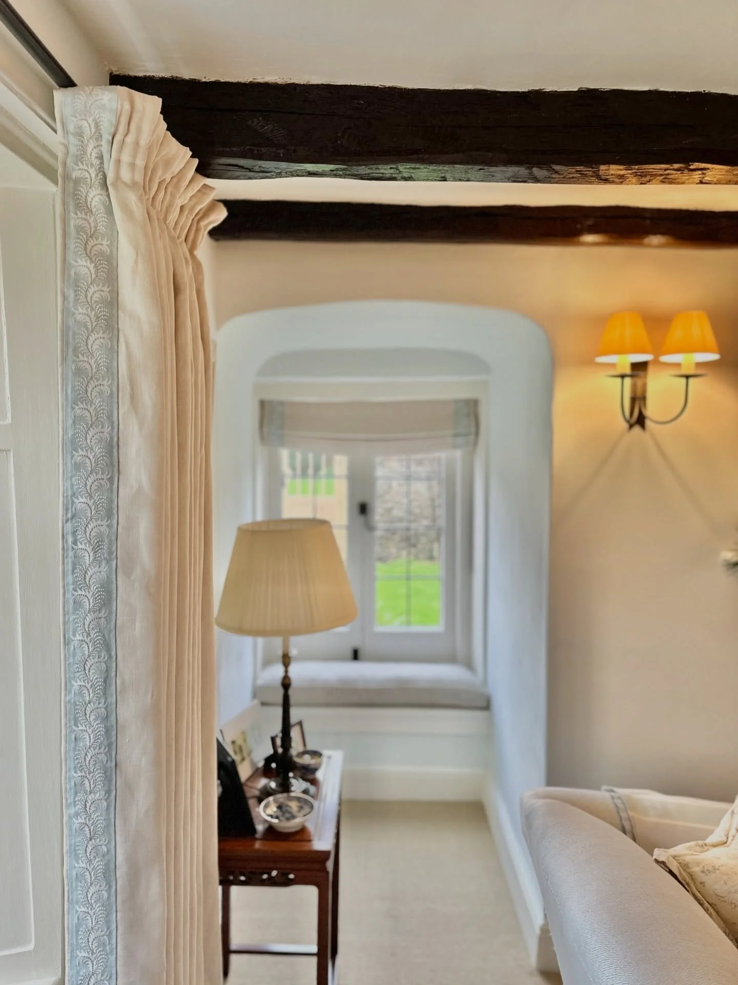 Natural textures &amp; soft hues providing the perfect blend of elegance and comfort in our client&rsquo;s cosy cottage living space 🕯️

Featuring our bespoke hand gathered curtains with ruffle stand up, custom piped squab cushions, and relaxed inte