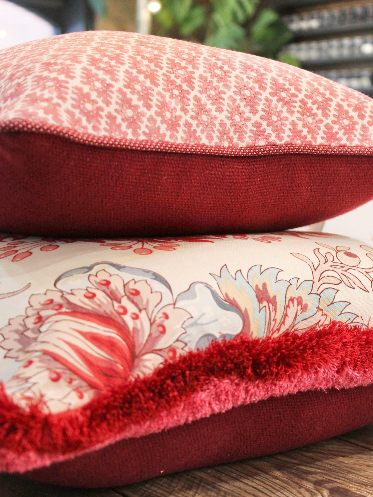 A cushion scheme of dreams for for our client&rsquo;s drawing room; featuring our bespoke dual sided cushions with concealed zips and complementary trims 🪡🍒

Thick, dual tone fringe trim by @romo_fabrics and delicate piping by @samuelandsons add in