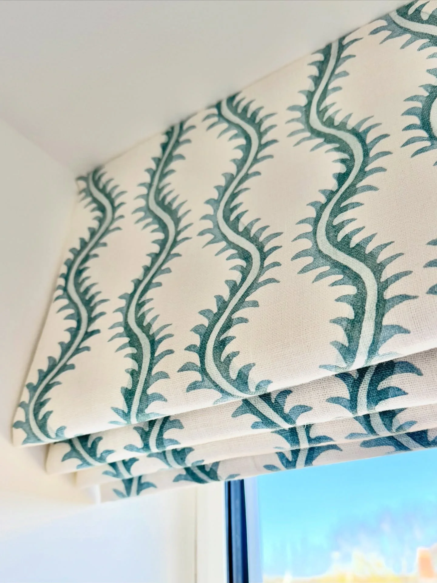 Keeping things fresh and crisp for this contemporary home by the sea; with our bespoke, handmade Roman blind in @linwood_fabric Helter Skelter 🌊🪡

#bespokeromanblinds #bespokeblinds #bespokesoftfurnishings #bespokecurtainsandblinds #northnorfolk
