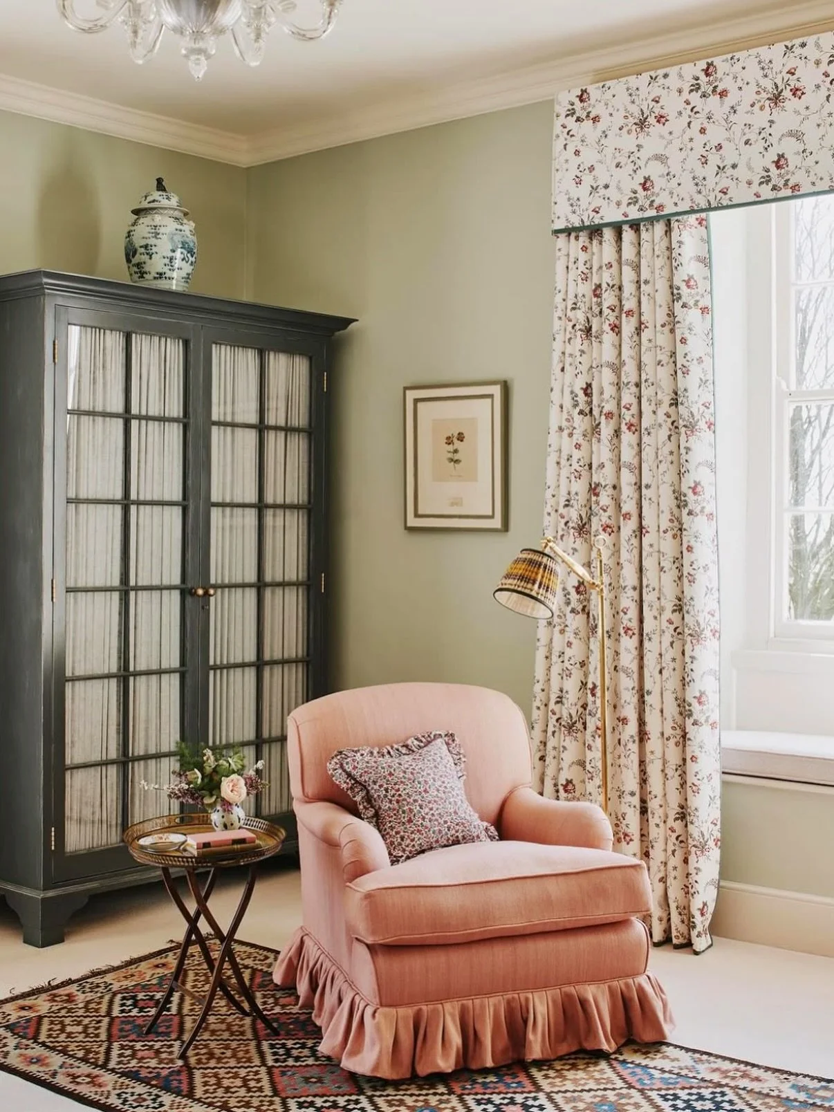 Our bespoke hand interlined curtains with box pleat valance and complementary border, for this stunning Manor House designed by @carlosgarciainteriors 🌷🪡

Beautiful fabric by @nicolefabreandcompany ✨

#bespokecurtainsandblinds #bespokecurtains #han