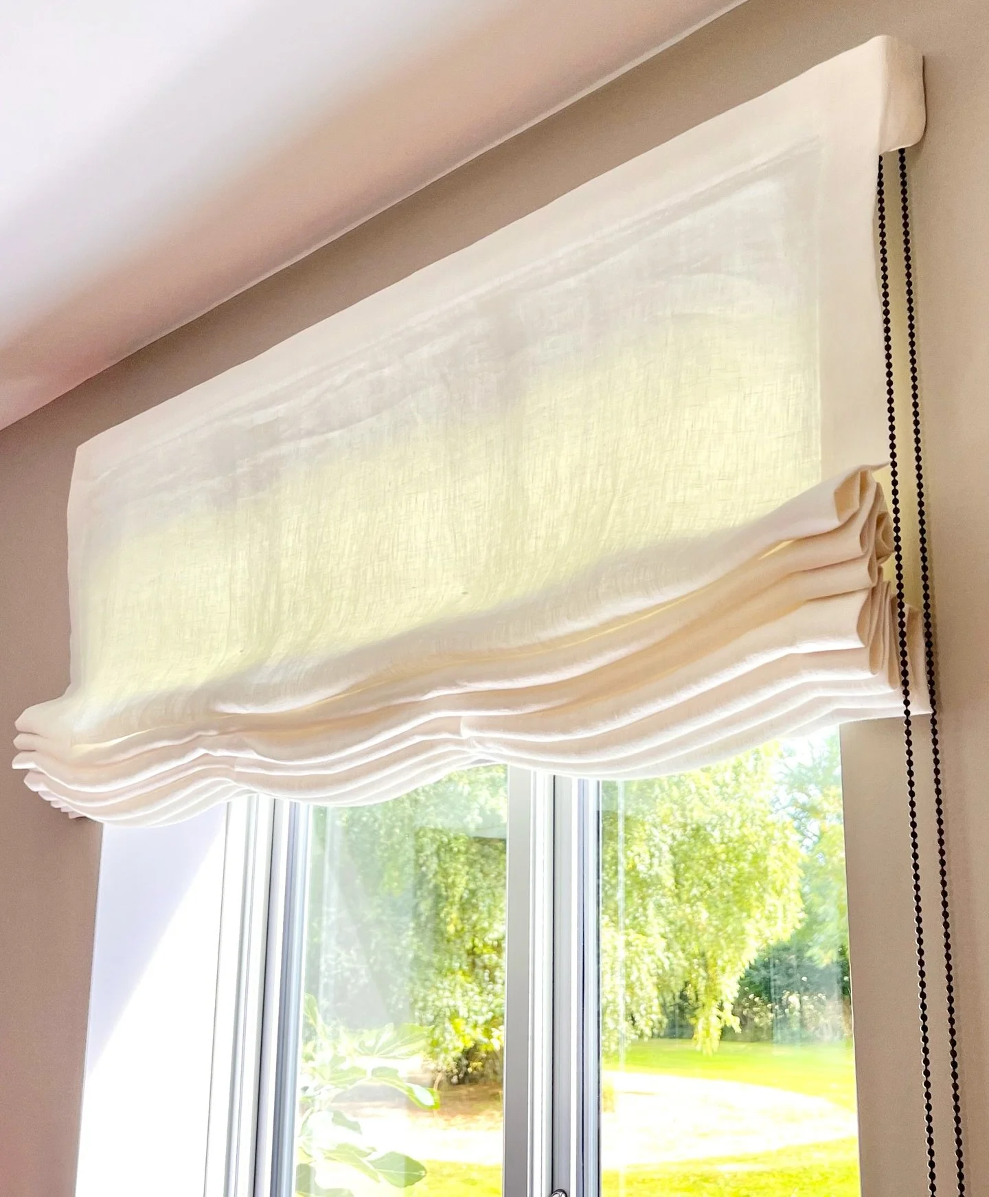 Our Relaxed Roman blinds looking romantic and timeless in our client&rsquo;s guest annexe, softening the space and perfectly filtering the light for peace and privacy ✨🕯️

Featuring @kirkbydesign Motion Mascarpone 🐚

#bespokecurtainsandblinds #besp