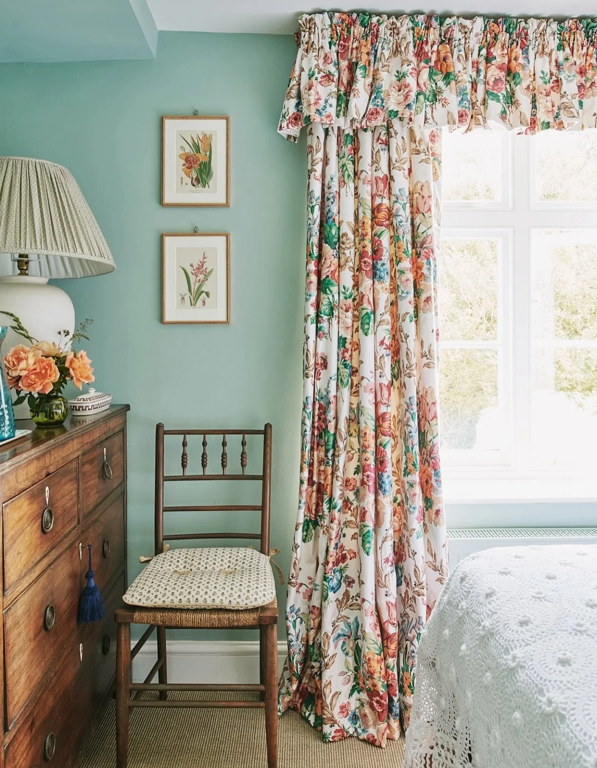 A beautiful guest bedroom by @carlosgarciainteriors - for which we had the pleasure of making these bespoke hand interlined curtains and gathered valance 💐🪡

#bespokecurtainsandblinds #bespokecurtains #handmadecurtains #bespokesoftfurnishings