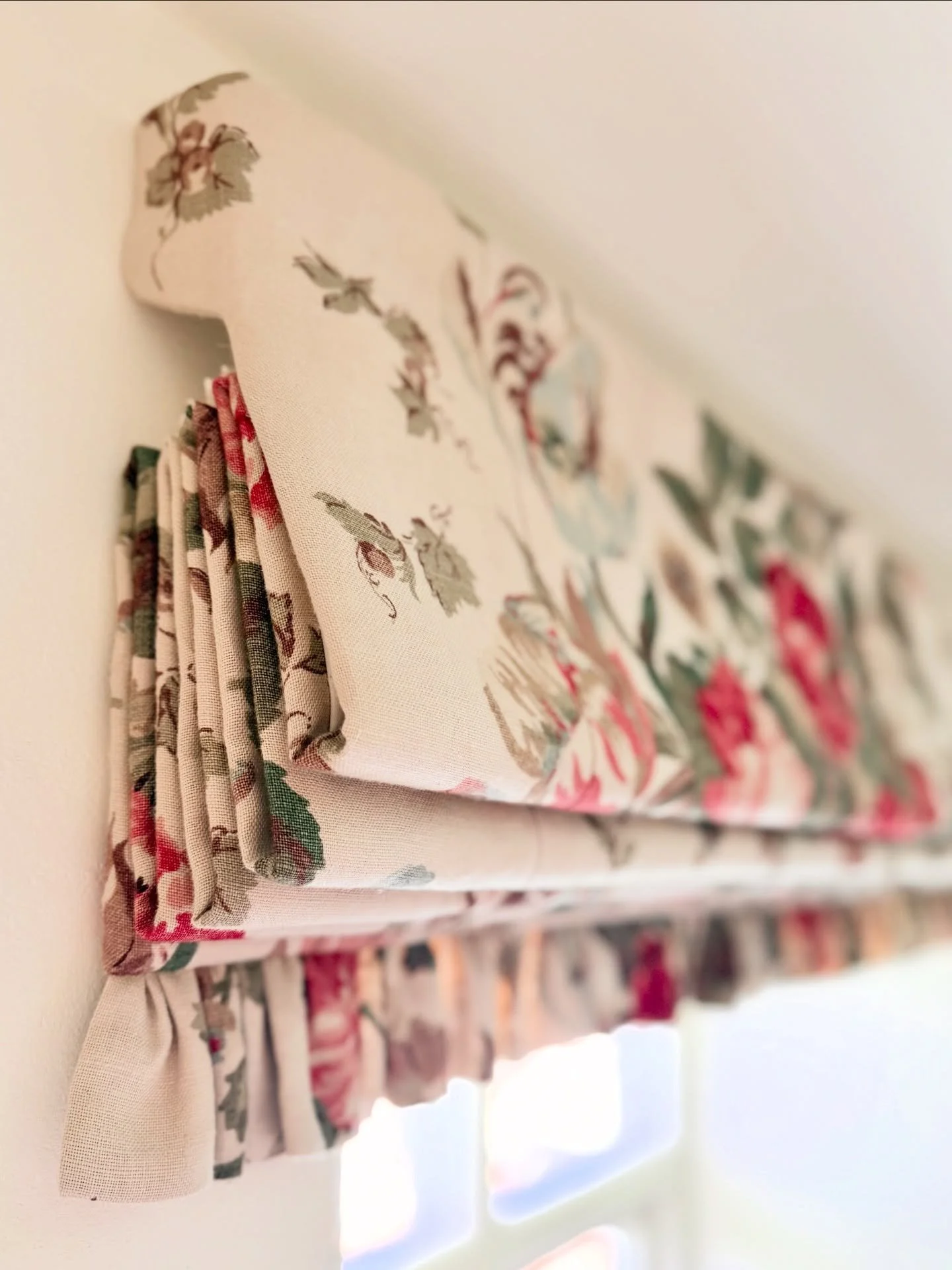 There are few things we love more than a perfectly placed frill 🪡🌿

A duo of hand interlined Roman blinds for The Friary in Blakeney, neatly linking this sweet guest bedroom and its corresponding bathroom just across the landing. Featuring a gather