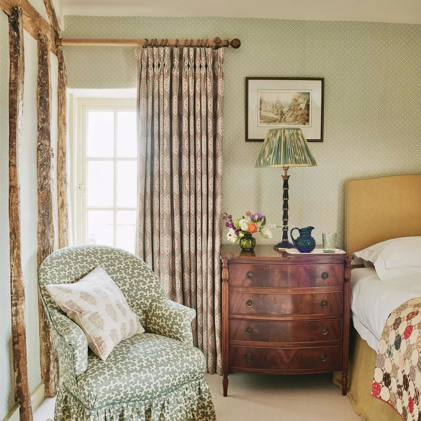 Isn&rsquo;t this room just gorgeous? We had the pleasure of making this single bespoke hand interlined curtain with open triple pleat heading, for this perfectly cosy and classic bedroom by @carlosgarciainteriors 🪡✨

Measured, crafted and fitted by 