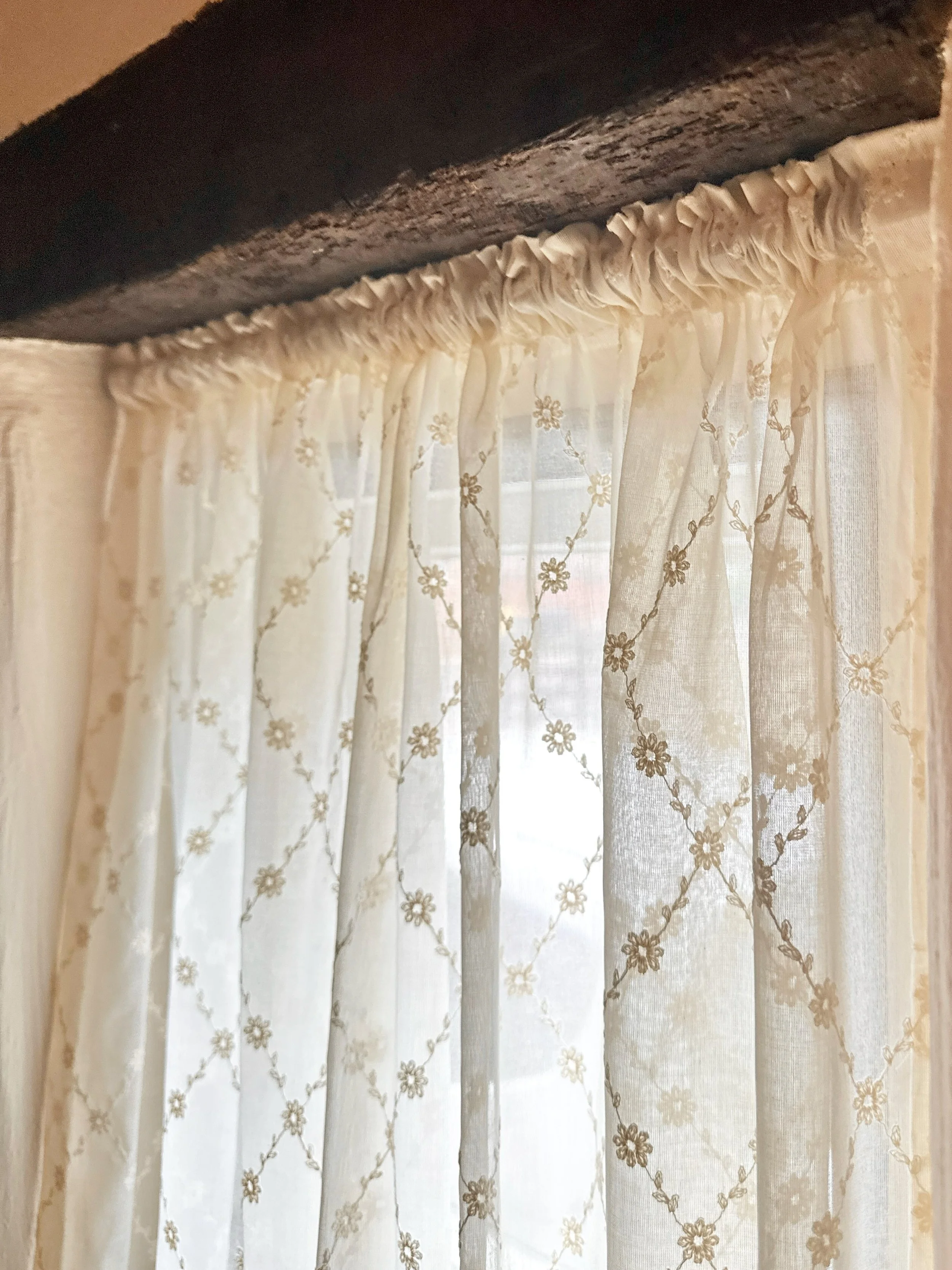 A sweet and simple solution for a tiny cottage window; providing privacy and gentle light filtering, perfectly befitting of this cosy and considered space🕯️

Our bespoke cafe curtain with channel heading and ruffle stand up, in Betony Trellis by @co