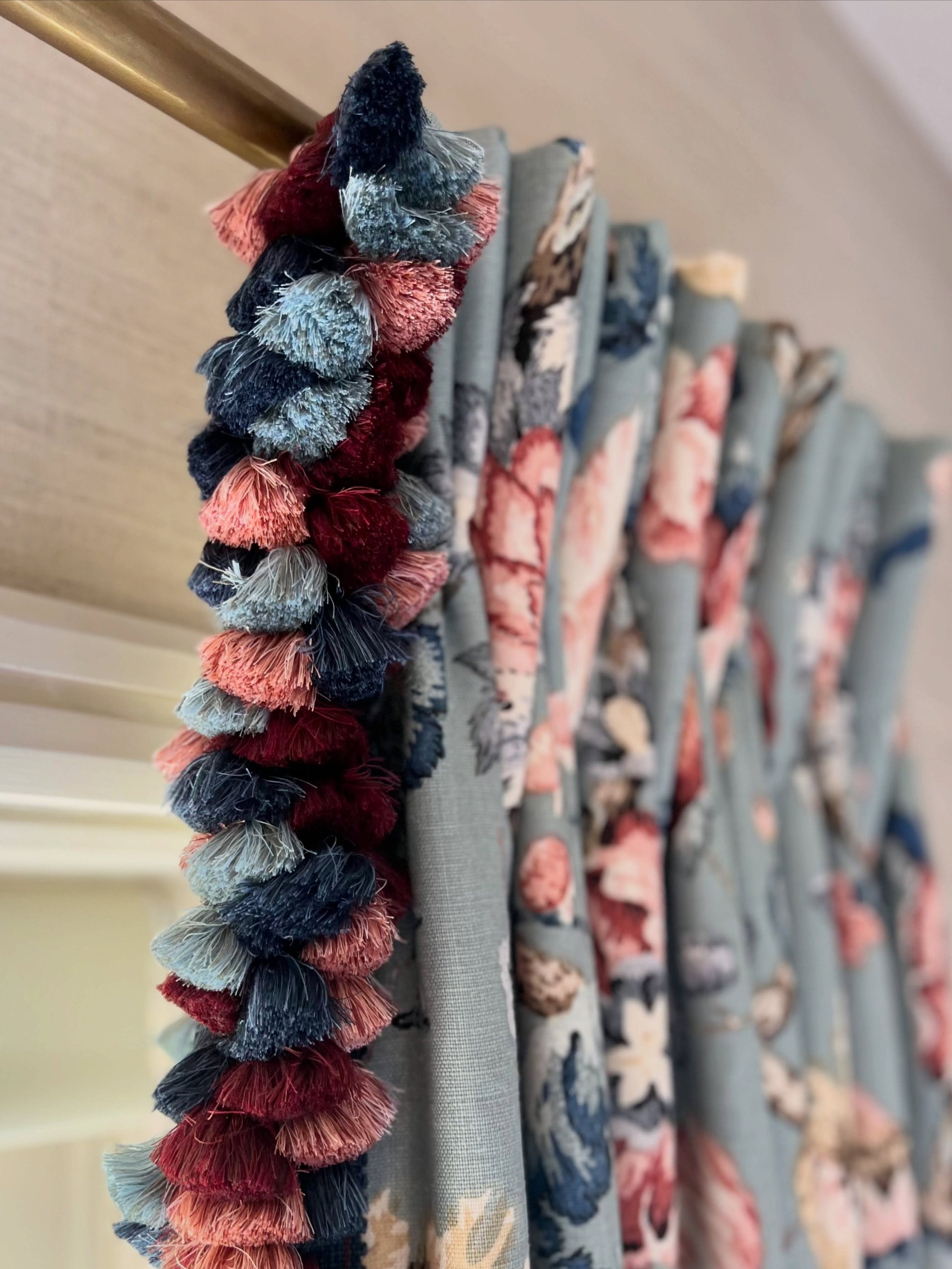 Forever a favourite combination of ours; this stunning @hazelton_house fabric with incredible complementary bespoke tassel fringe. Seen here in our bespoke, hand interlined double pleat curtains hung in front of the pole 🌸🌊🪡

#bespokecurtainsandbl